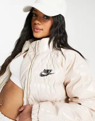 Nike – Wattierte Jacke in cremefarbener Lackoptik | ASOS (Global)