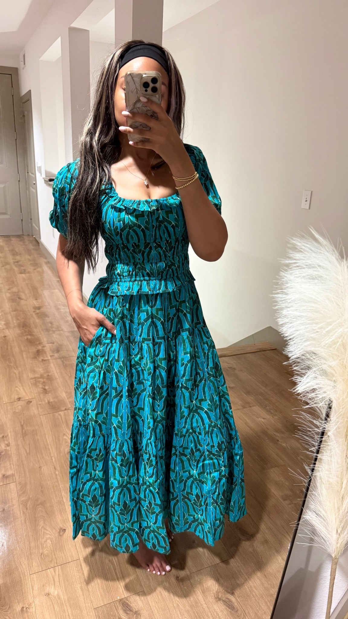 Just got the Ro’s Garden Anthropologie dress in and I am in love! 😍 Size XS still available on sale (size I’m wearing) fits amazing and I love that it’s lined with pockets. Wearing all Spring and Summer!

Anthro Anthropologie finds puff sleeve midi dress spring dress summer dress printed boho cottagecore smocked square neck ruffle casual classy blue 

#LTKSaleAlert