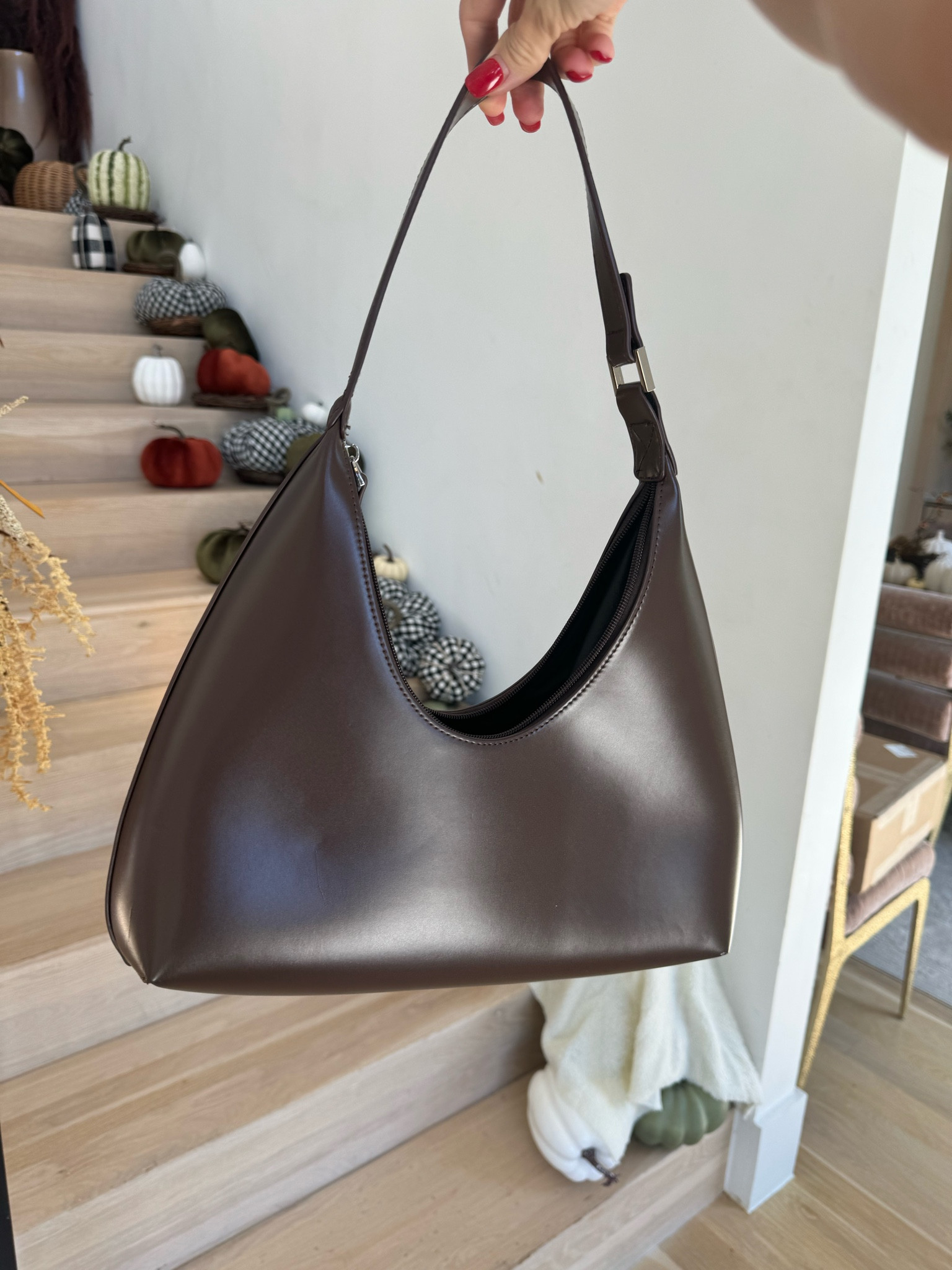 Brown hobo bag for fall from Amazon. Looks SO expensive 😱😍

#LTKFindsUnder50 #LTKSeasonal #LTKItBag