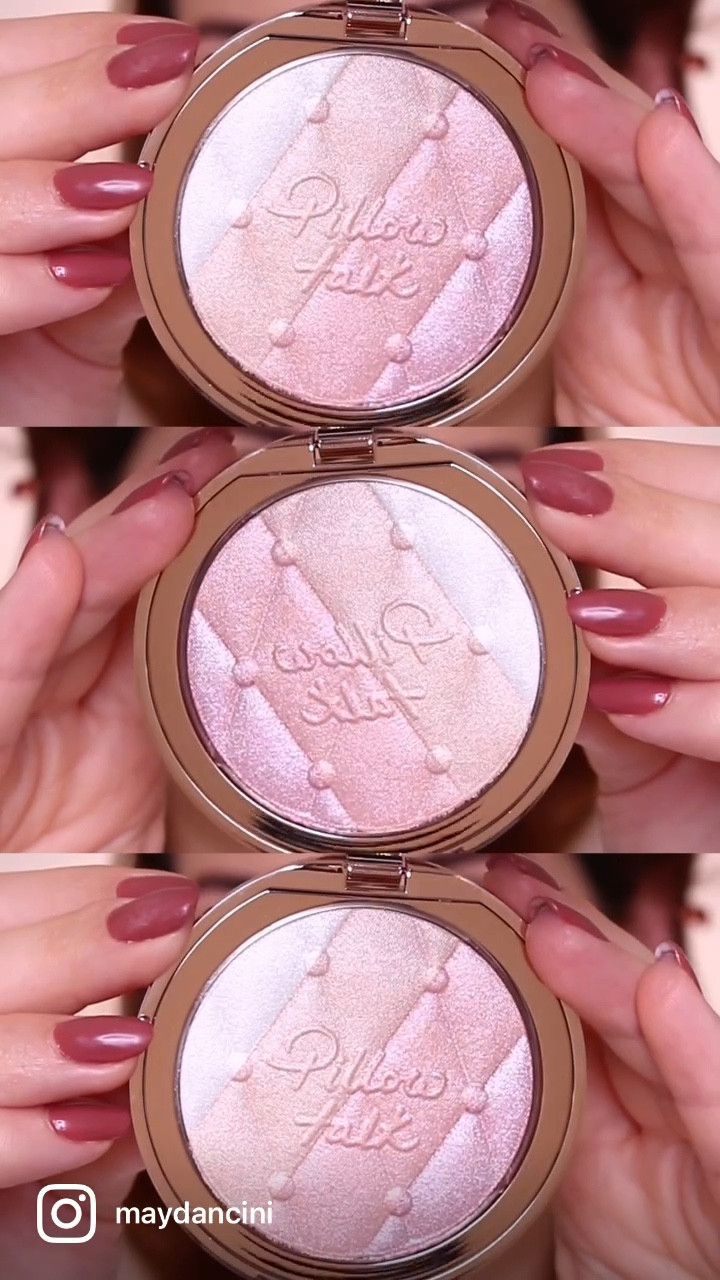 ✨Iluminador Pillow Talk Romance Light de Charlotte Tulbury 💎

Uma das minhas mais recentes aquisições foi esse iluminador BELÍSSIMO! Ele tem 4 tons lindos (marfim, champagne, rosê e lilás) e extremamente refletivos! Da pra usar misturando as cores, como fiz no vídeo, ou individualmente! 

O glow é intenso e a textura mega fina! Então, dá aquela impressão de brilho molhado, pele viçosa! Eu fiquei muito impressionada com o acabamento, é lindo demais mesmo! 

Somente o tom rosê tem algumas partículas de brilho maiores (só dá pra distinguir ao vivo ou com a luz mais baixa), mas na hora que esfuma essas partículas não se sobressaem, mas sim, dão um efeito ainda mais multi-dimensional! É sutil, mas faz diferença! 

Relutei para comprar, tanto que fiz a egípcia no lançamento! Mas quando vi que tinha à pronta-entrega na @anovabeleza , só faltei sair gritando: É MEUUU! 🤣 
Foi um edição limitadíssima e veio custando US$ 45! Quem pegou, pegou! Quem não pegou, chora na pia! 

Enfim, eu amei! Achei tanto o iluminador quanto a embalagem perolada chiquérrimos! Foi uma excelente adição à coleção! 

#LTKbrasil #LTKbeauty