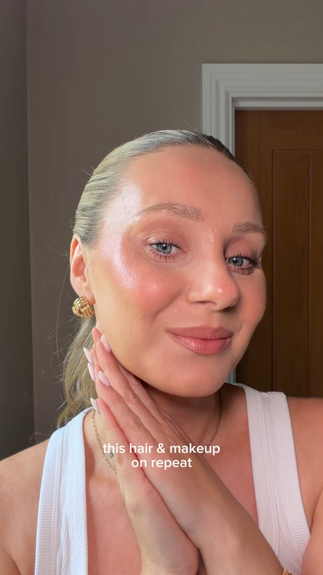 This hair & makeup on 🔁

Chanel skin enhancer - soft pink
Nars complete concealer - custard 
Ordinary serum foundation - 2.0n
Dior hydration concealer- 1N
Hourglass concealer- crème
Tarte maneater contour silk stick - sundown 
Refy bronzer - sand
Huda easy bake - pound cake
Mac bronzer - give me sun
Refy blusher - rose 
Dior highlighter - rosy
Benefit hoola orginial for eye shadow 
Westman atelier lit up highlight stick - nectar
Sewed cloud mascara in black
Mac kinda sexy lipstick
Mac cool spice liner 
Charlotte tilbury setting spray
L’Oréal 3 second setting mist

#LTKuk #LTKsummer #LTKbeauty