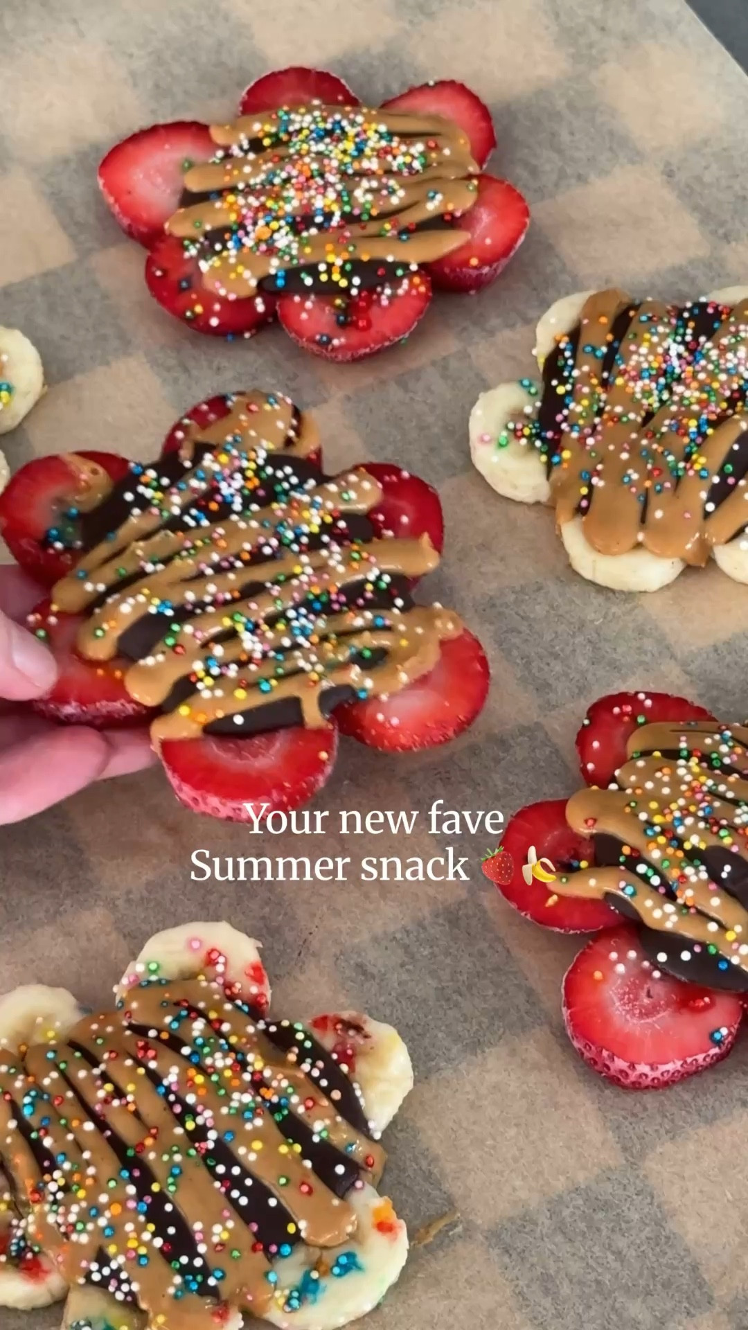 cute + delicious + just 5 ingredients 

strawberries + bananas turned into edible flowers 🍓🍌
drizzled with dark chocolate, peanut butter, topped with sprinkles (optional)

only 10 minutes to prep and perfect to keep in your freezer all summer ☀️
I froze mine for 20 minutes before enjoying 😋
save to try ✨
