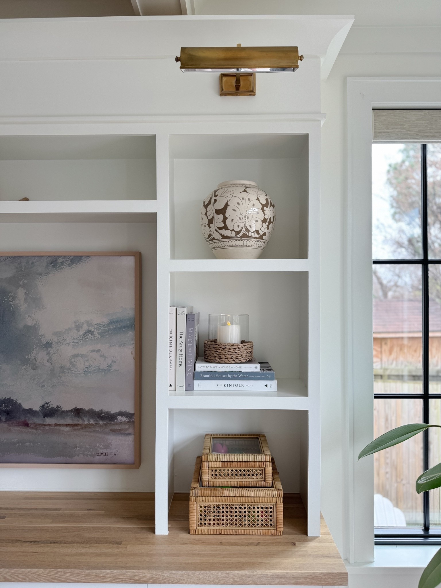 A few of my favorite shelf styling finds that make our home feel collected and lived-in. This vase is one I reach for over and over, and these cane storage boxes have been in our home for years—they’re pretty enough to leave out but perfect for hiding remotes, chargers, and all the little kid fidgets that inevitably end up in the living room. Timeless, functional decor is always my favorite kind. 🤍