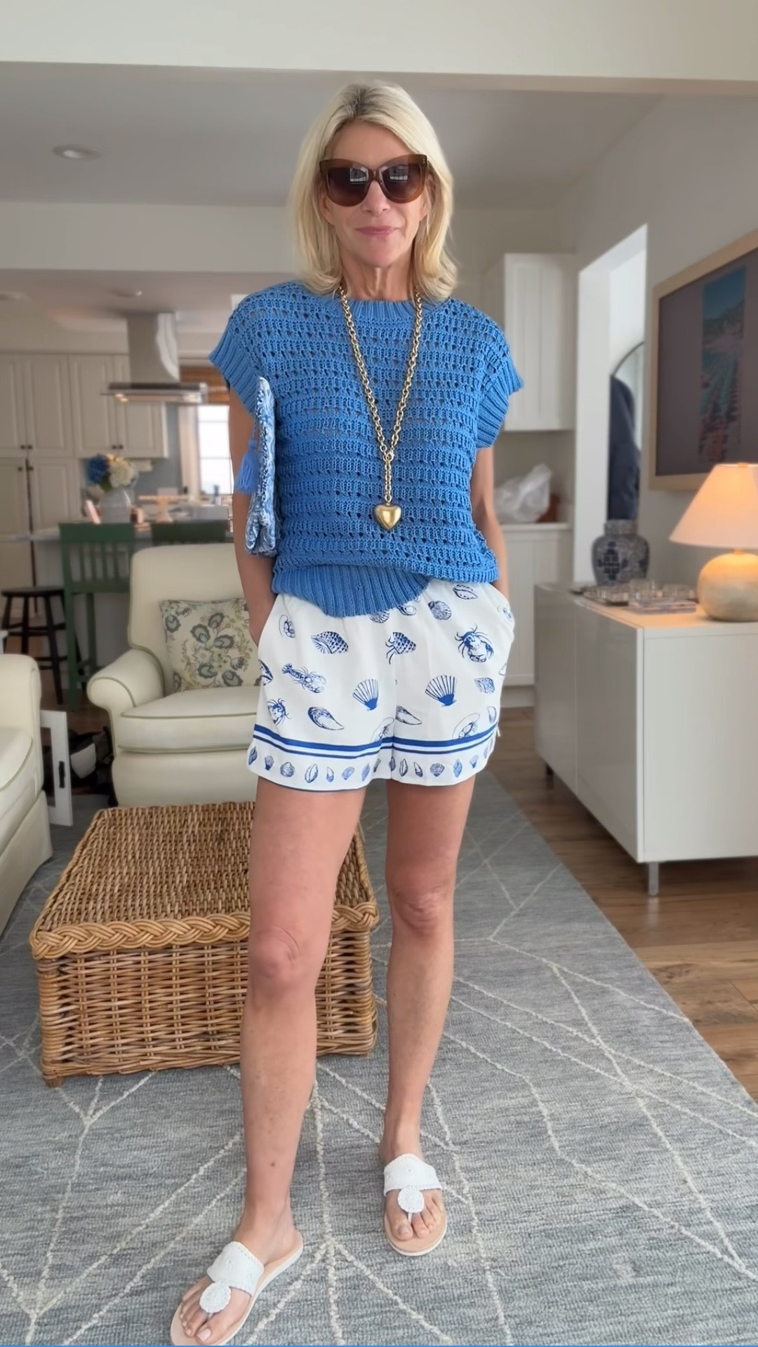 Blue and white outfit idea for summer.