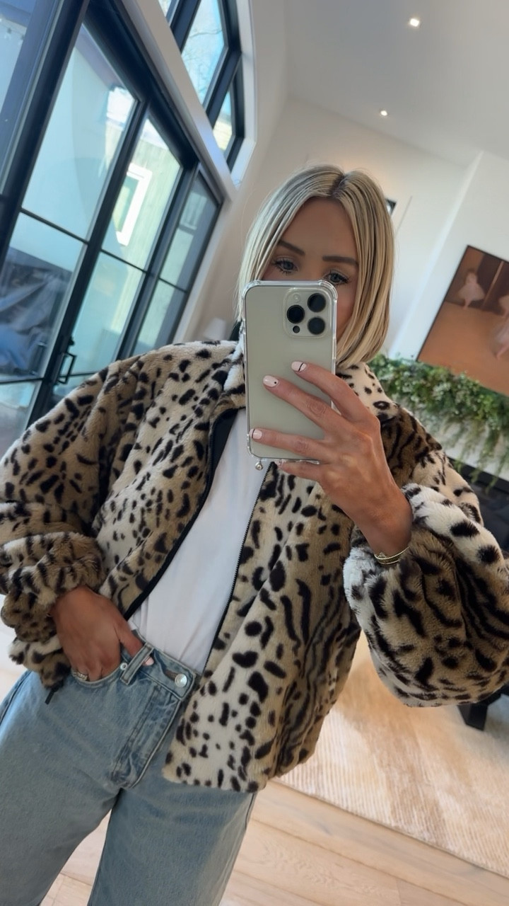 Light weight leopard print jacket selling out fast 💨 I’m in a medium for oversized fit 