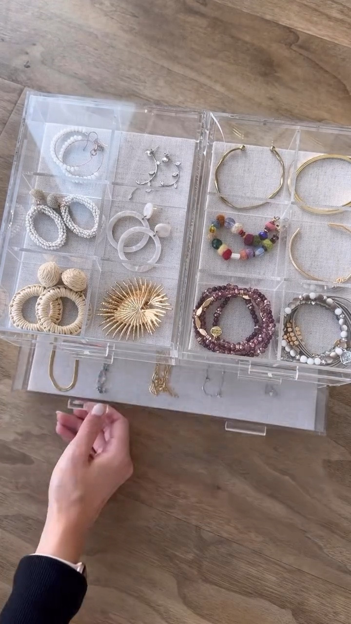 Jewelry organization just got a glow-up ✨

Thanks to @thecontainerstore we have the perfect solution for keeping our jewelry collection tidy AND beautiful. I absolutely love using this for both our clients and myself.

This modular jewelry organizer is not only stunning with its acrylic design, but it also protects my pieces with its soft linen liners-goodbye scratches!

The best part? It’s completely customizable! Since I have way more earrings than necklaces, I went for extra drawers with smaller compartments. You can mix and match the stackable options to fit your collection perfectly.

Who else loves when functionality meets beauty?

#TheContainerStore #TheContainerStoreAmbassador
#Unboxing