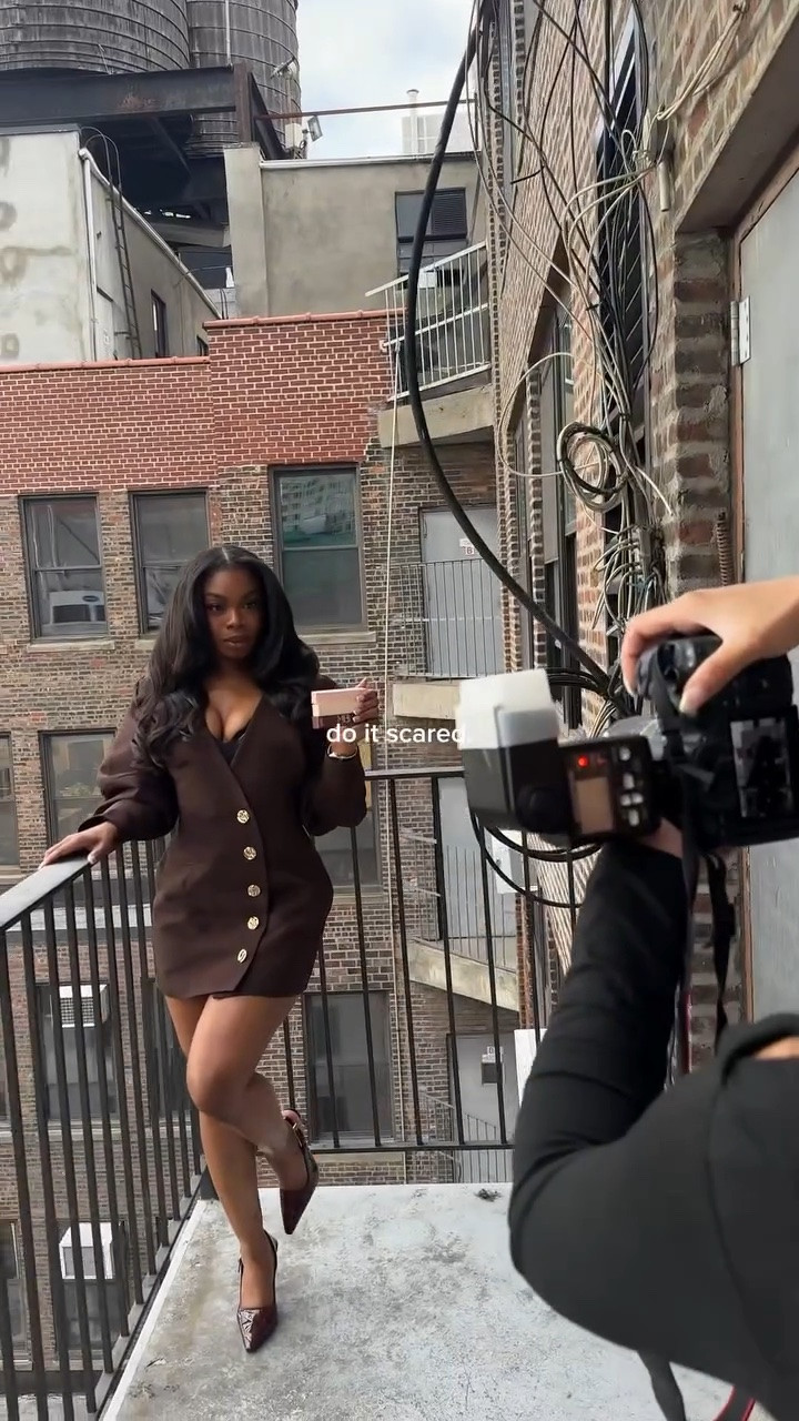 Girlllll! Day 44/90 I’m learning that confidence doesn’t come first, action does. I’m doing it scared, messy, unsure… but I’m still doing it! 💐🤭

#explorepage #dajasnipes #viral #motivationalreels #blackgirlluxurylifestyle