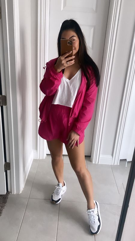Todays hot pink windbreaker set is from red dress boutique and I’m obsessed! Wearing a medium in both pieces 