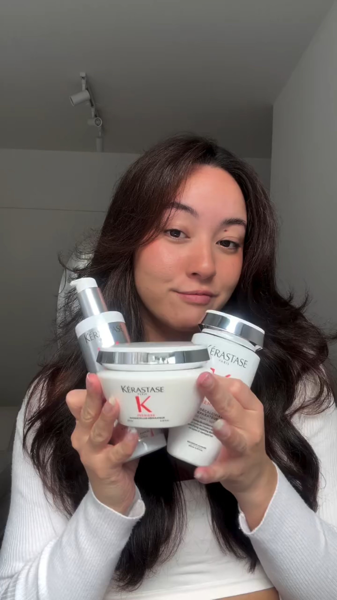 testei a linha Première de @kerastase_official 

e o Concentrée salvou meu cabelo! 

além disso, tanto o shampoo quanto a máscara possuem glicina, que restaura a estrutura dos fios. Deixando meu cabelo hidratado e soltinho! 🤍

A linha é perfeita para quem quer fios mais saudáveis 

#libertesuaforça 
#socialchallengepremire 
#kerastaseclub