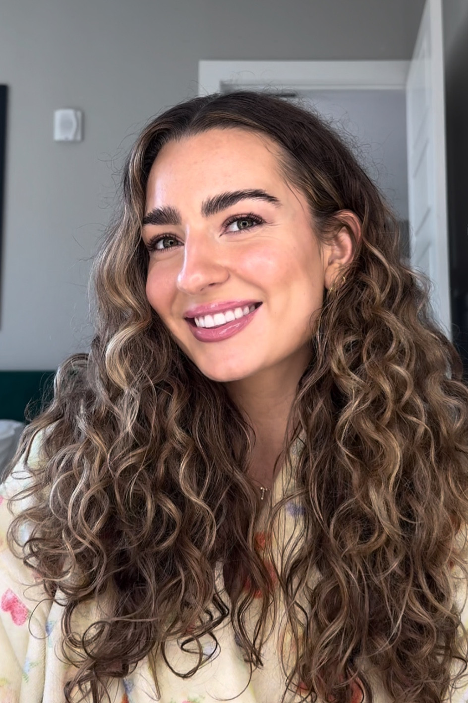 makeup look from today 🪞🙌 all shades are in linked products!! except the merit highlighter in the shade bounce,  the saie super glowy gel in the shade sunglow, and the charlotte tilbury powder - i can only link 16 products :/ 