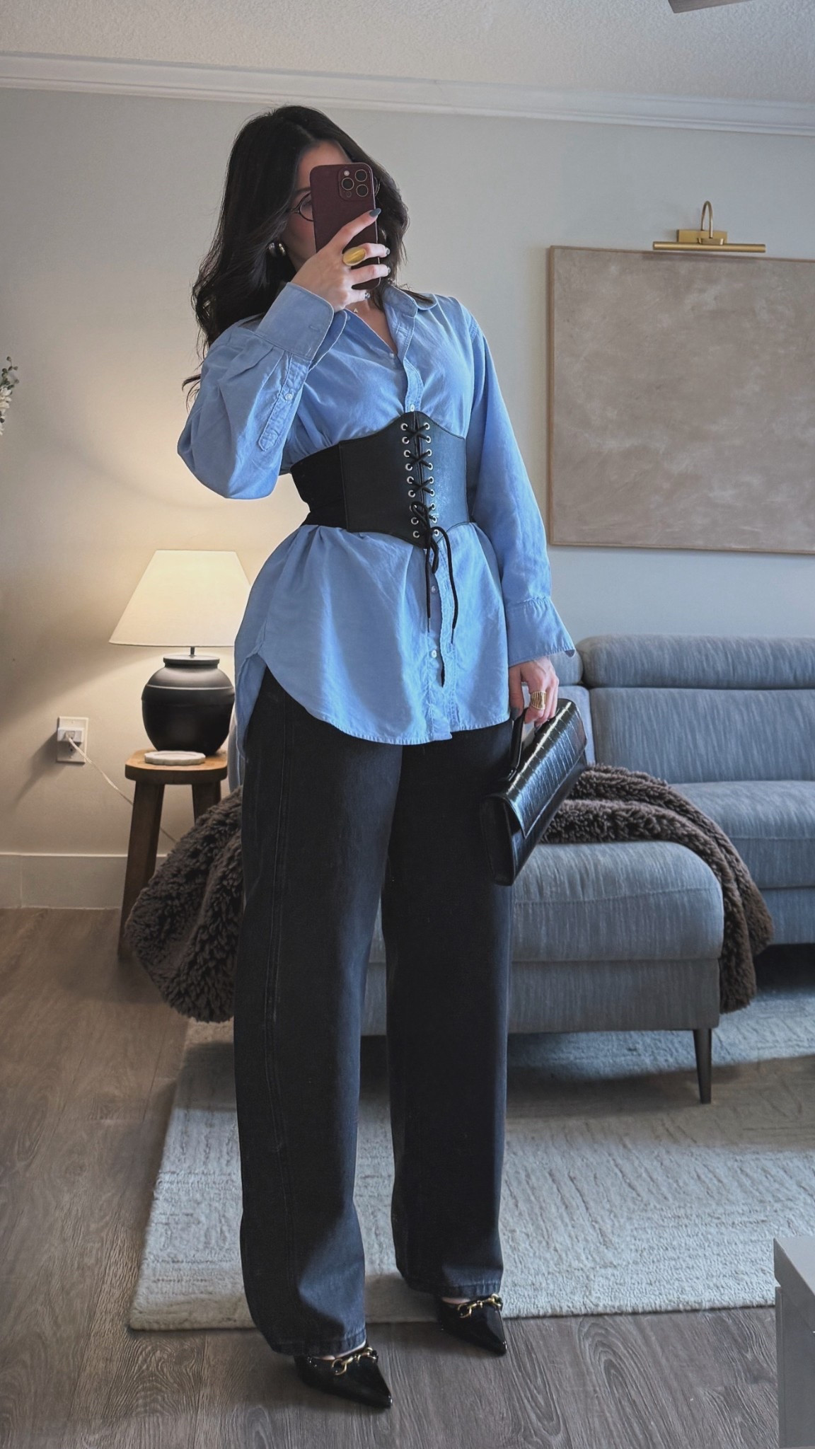 Casual Friday look🖤
Wide-leg jeans+ a button-down for an effortless office outfit✨