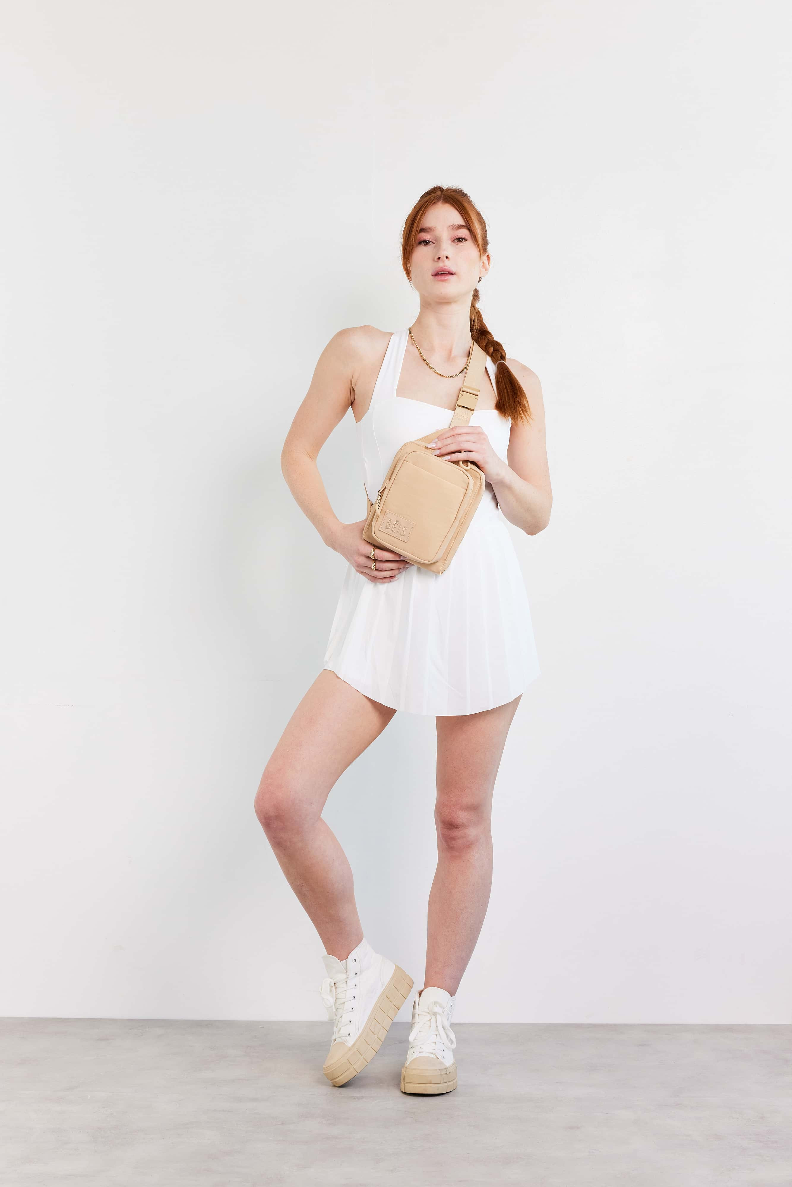 BÉIS 'The Sport Sling' in Beige - Crossbody Athletic Gym Bag | BEIS