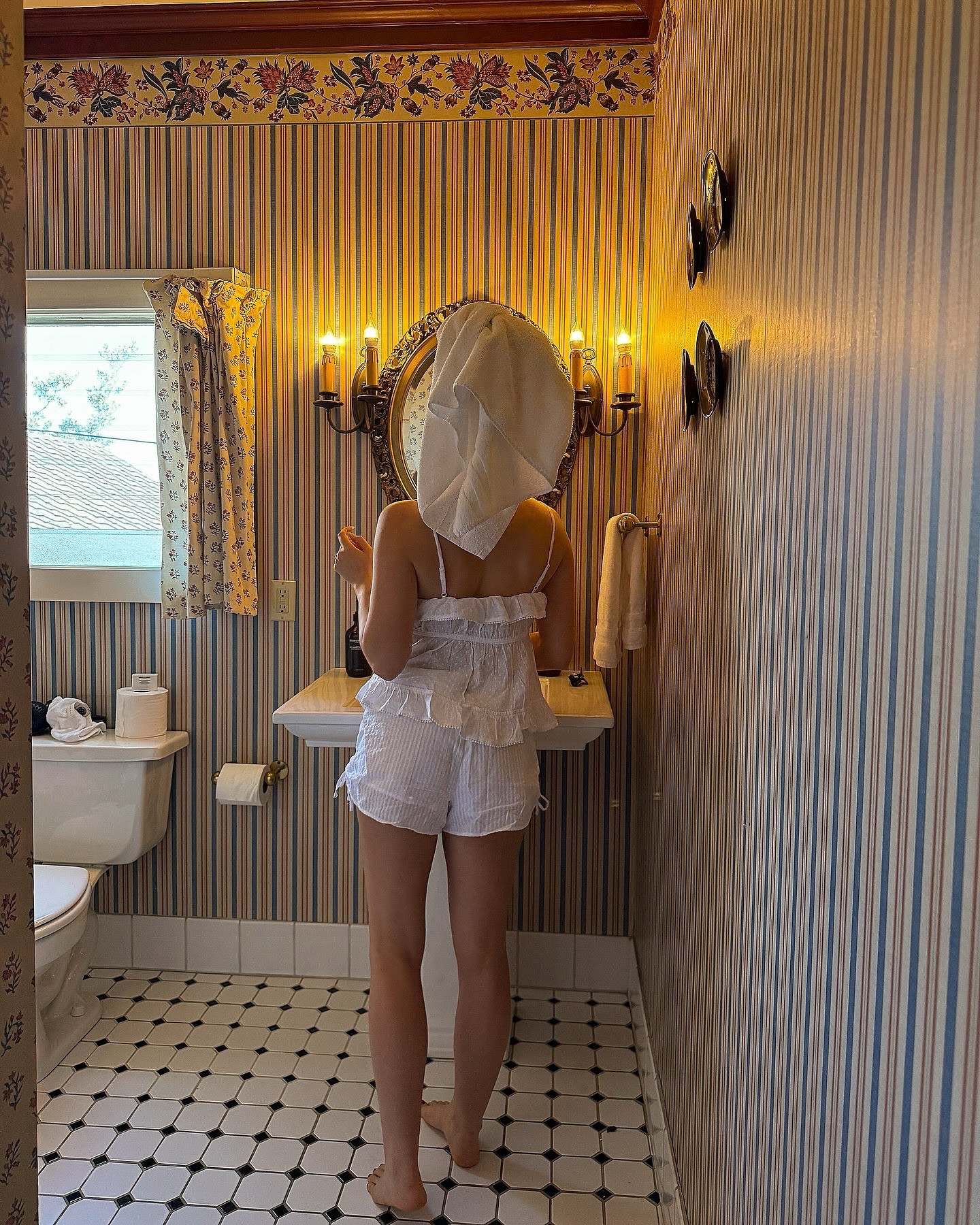 Don’t get mad at me if I take 2 hours to get ready, this bathroom is too cute not to spend hours in!

#cutebathroom #pinterestinspiration #pinterestaesthetic #pinterestgirl #bathroompic #cute #americaneagle #cutewhiteset #girly #girlbathroom #gettingready #bathroomselfies #makeup