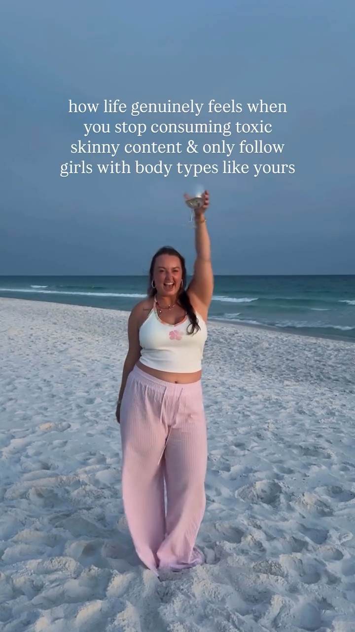 a breath of fresh air!!! 💗 I can’t explain how important it is for you to be in control of your feed (and mindset 💭) by simply unsubscribing to people that don’t make you feel good!! I highly recommend following girls who look like you - it’s the BEST way to feel confident 

Wearing a large in the top!

#midsizefashion #curvyandconfident #curvygirlfashion #curvybodies #midsizeinspo

#LTKdayinmylife #LTKSeasonal #LTKMidsize
