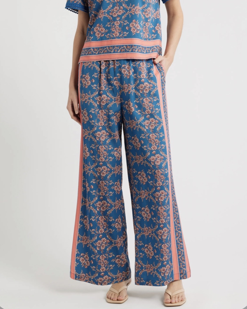 This matching outfit is so cute!