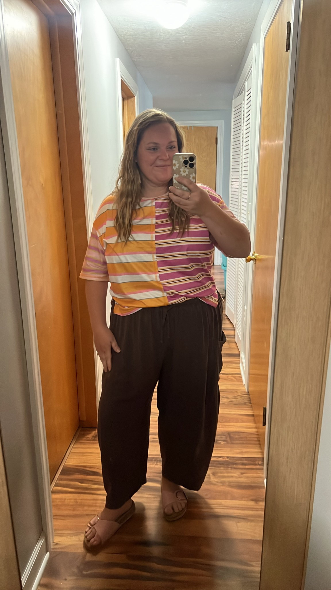 My go to comfy outfit! 
Wearing xl in top and bottom 
I’m a size 16/18 
And the shoes are exact but very similar! 