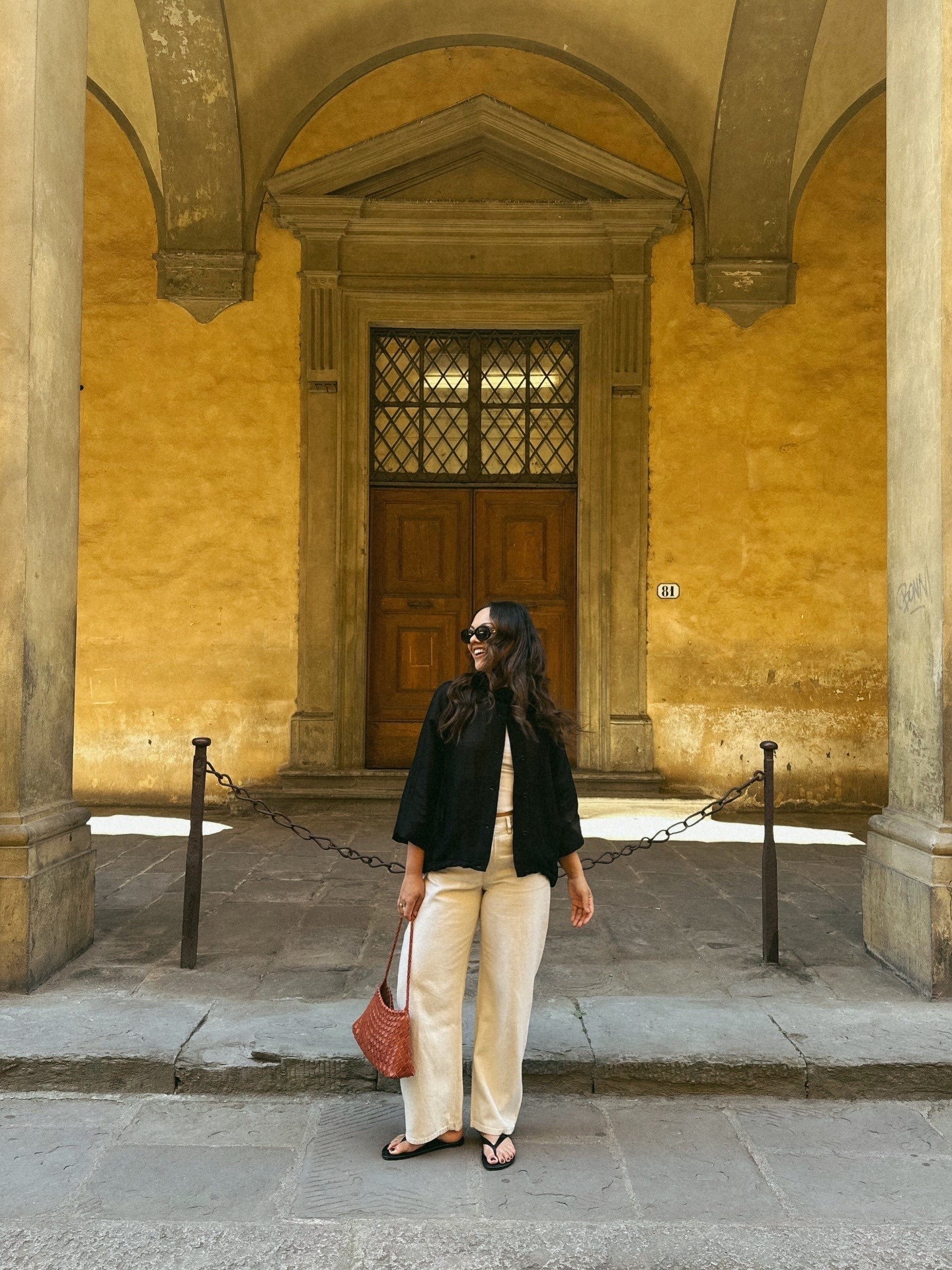 Italy outfit!

-Massimo Dutti silk and linen black bomber jacket, I have a medium. 
-Massimo Dutti cream barrel jeans, I have a size 8. 
-Zara black flip flops. 
-Anthropologie brown woven bag. 
-Reformation white tank, I have a medium. 
-Celine Triomphe sunglasses. 


#LTKsummer #LTKtravel #LTKstyletip