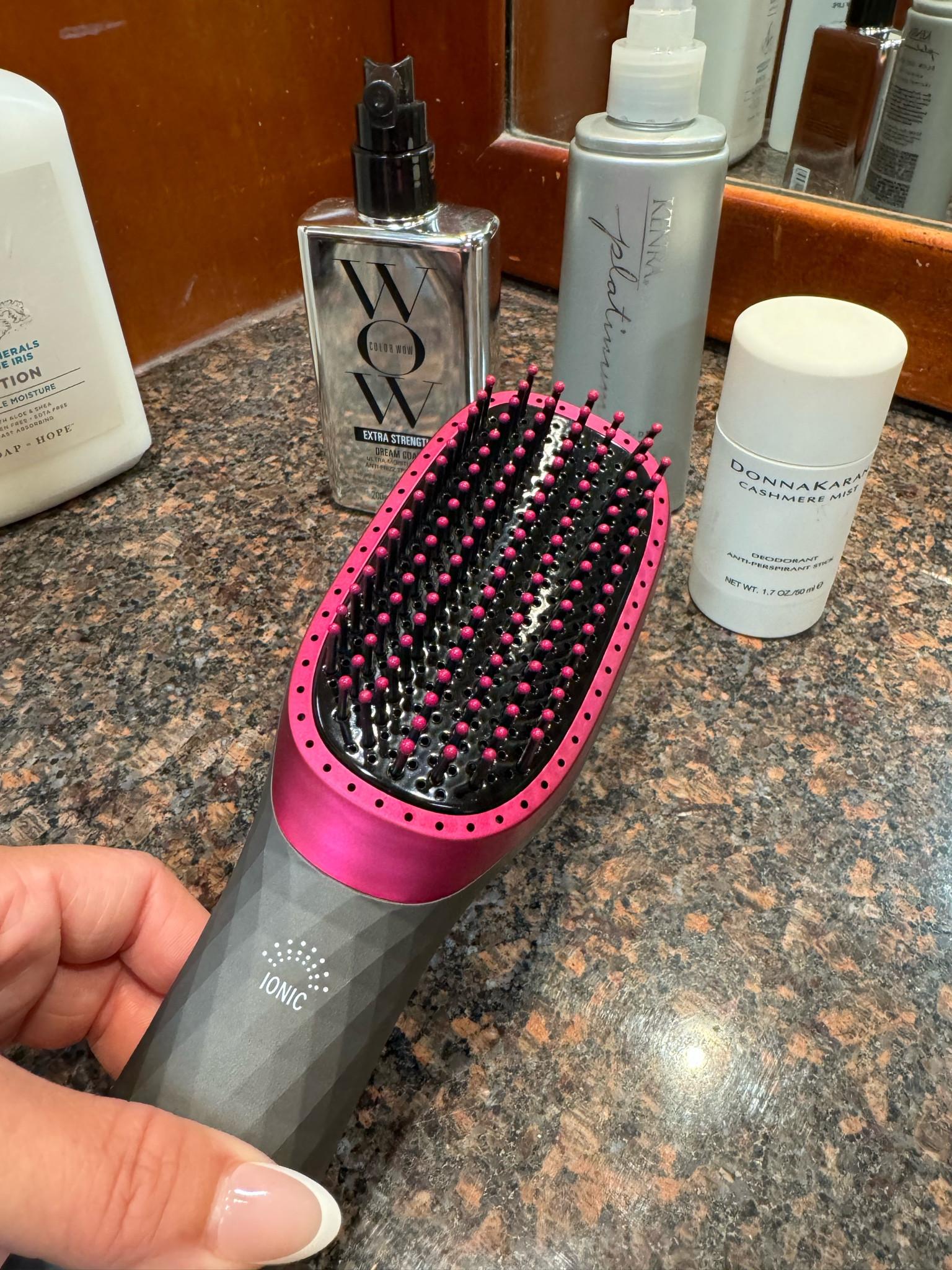 Items that makes me feel so so good 🤩😍

-A brush blow dryer
-Deodorant that keeps you smelling good and dry! No stain residue! 
-A shiny hair mist. My hair is anti frizz and so shiny (must be used with hot blow dryer) 
- A blow out heat protector spray that also smells yummy 

Last me a long time since I only wash my hair 1/2x a week 