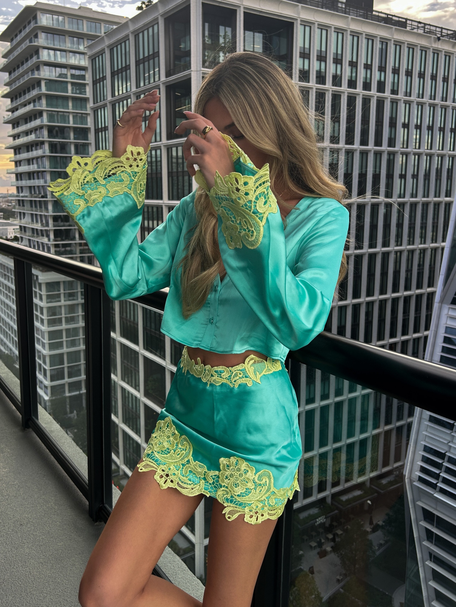 got a ton of dms about this silk set i wore in tampa and it’s on SALE! so snag before they’re gone, also comes in pink/cream 🫶🏼


#LTKunder100 #LTKunder50 #LTKsalealert