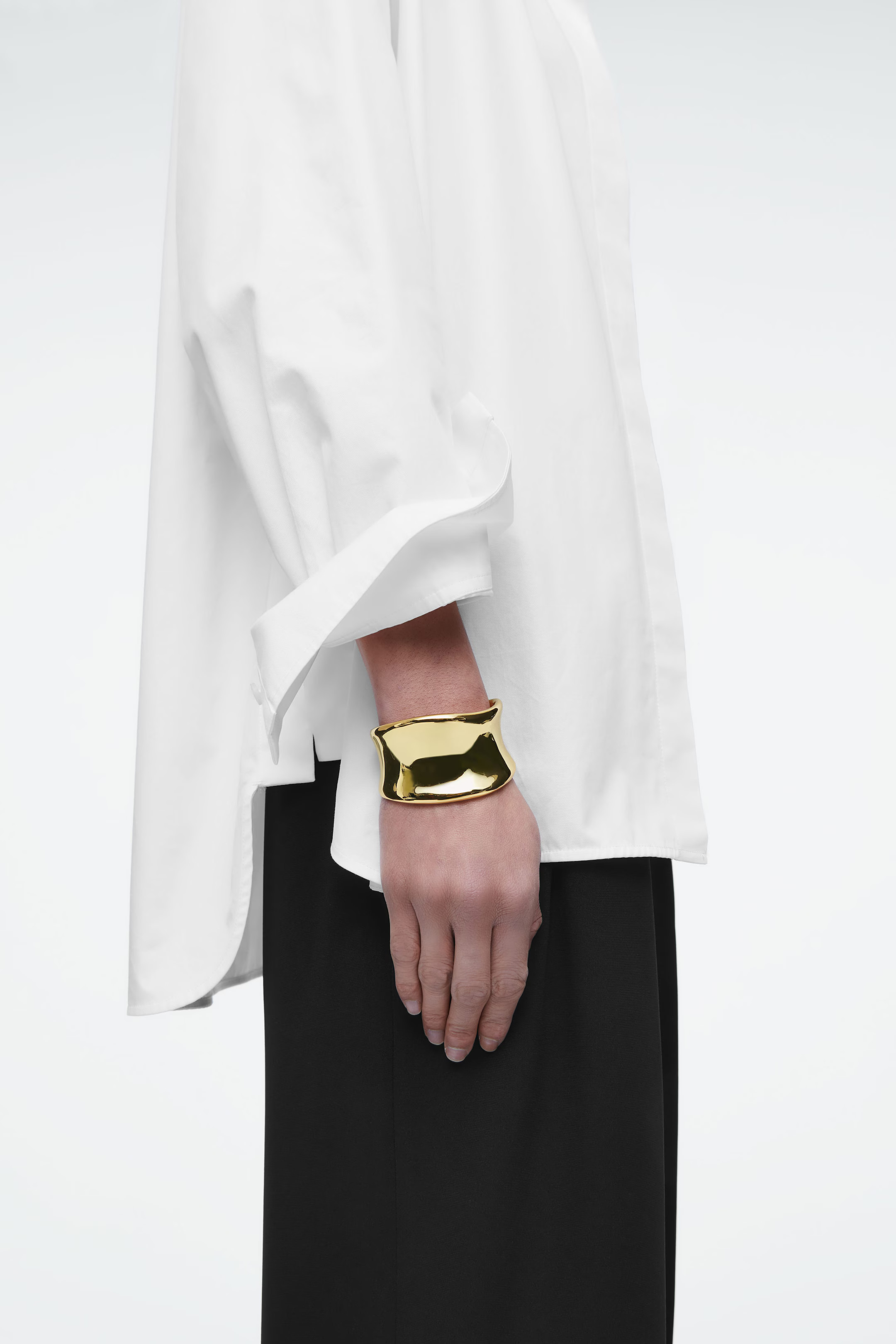 BRACCIALE RIGIDO DALLE LINEE SCOLPITE - ORO | COS (EU)