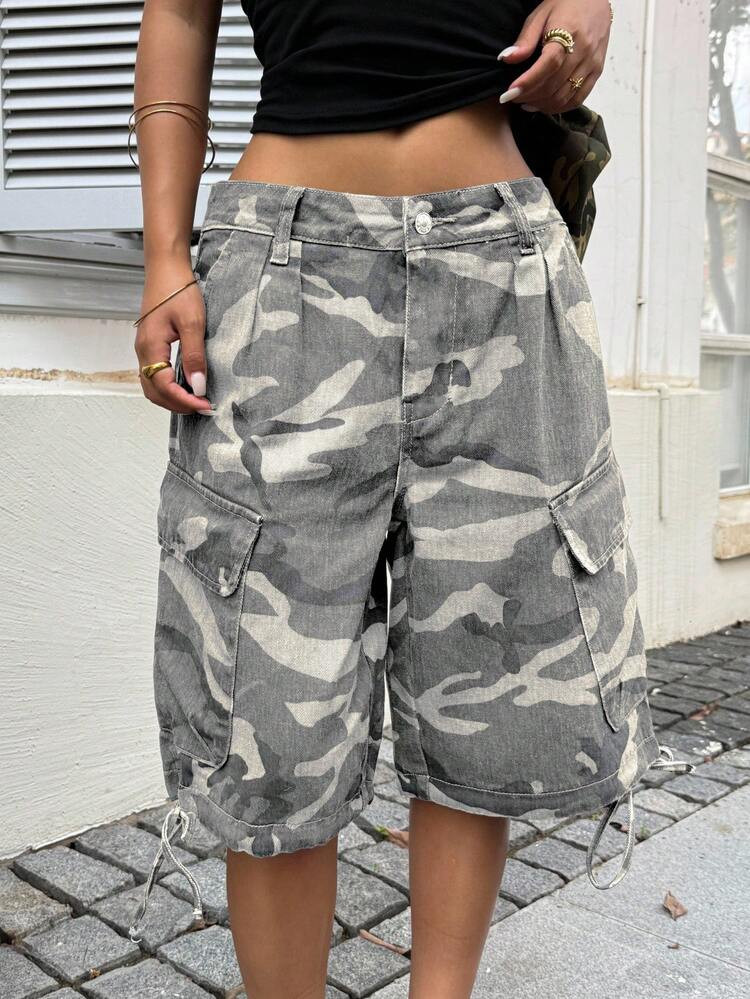 SHEIN ICON Plus Size Women Camouflage Pattern Cargo Pocket Loose Denim Shorts | SHEIN