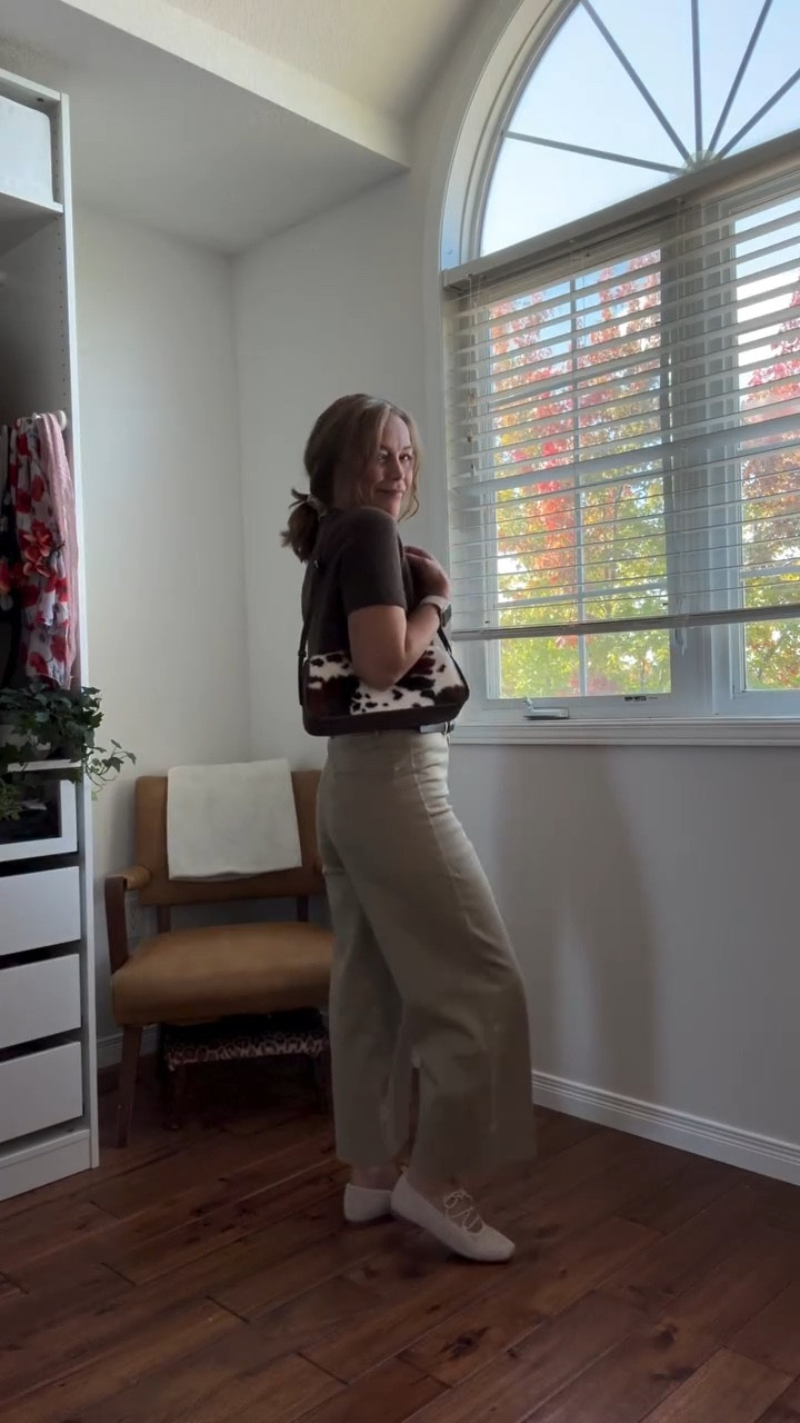 Day 8 of 10 fall outfits 🍂

🍂

Pants 👖@frankandoak 
Top 🎽  @zara 
Flats 🥿 @vivaia_official 
Bag 👜 @hm 

🍂

#howtostyle #waystowear #pinterestinspired #falllooks #fallinspiration #casualchicstyle