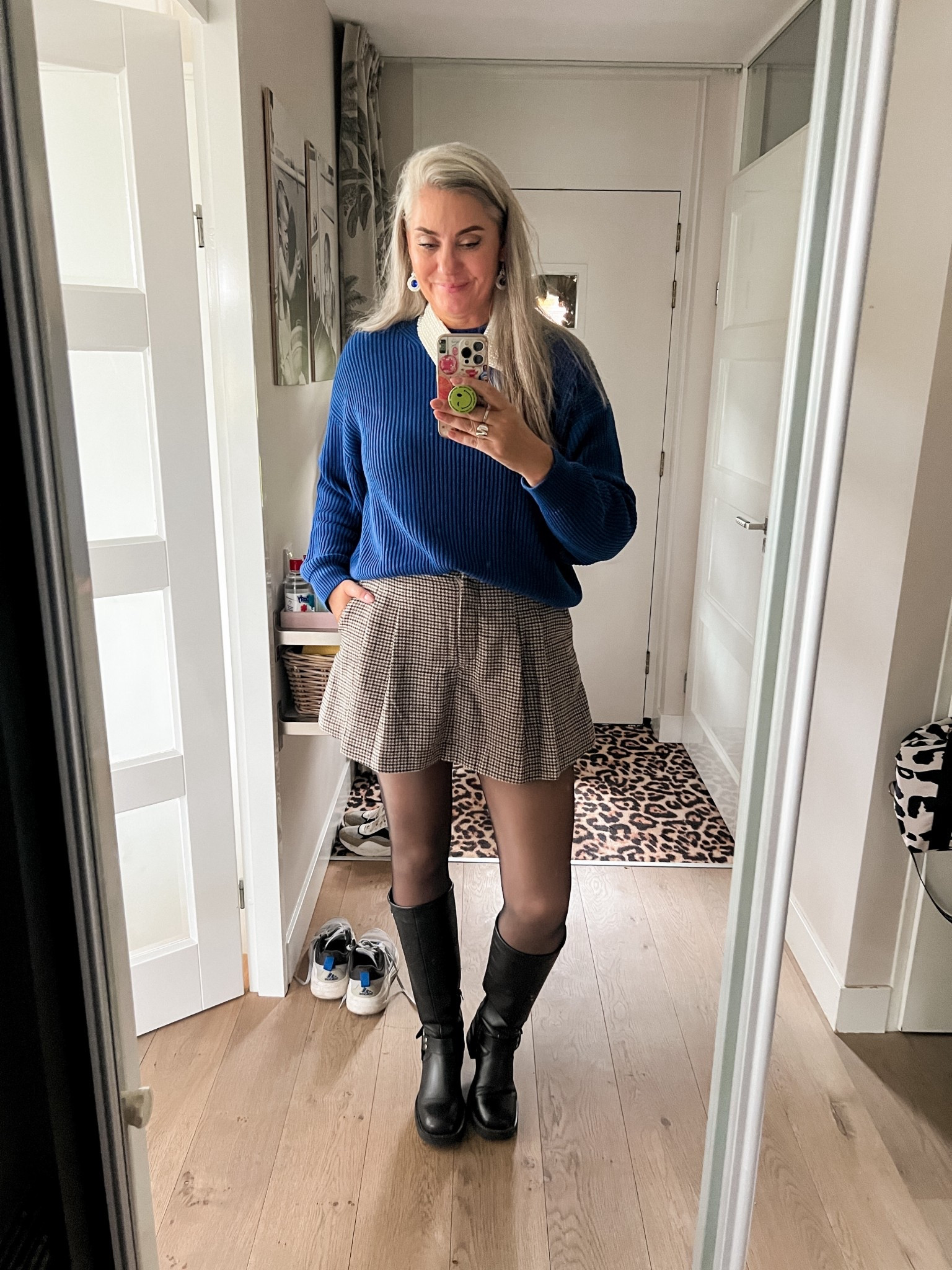 OOTD - Zaterdag. Een geruite skort (44), een kobaltblauwe gebreide trui van het Italiaanse Piombo, fleece panty van Poespas, een los kraagje met parels en hoge biker boots (oud). 



#LTKeurope #LTKnederlands #LTKwinter