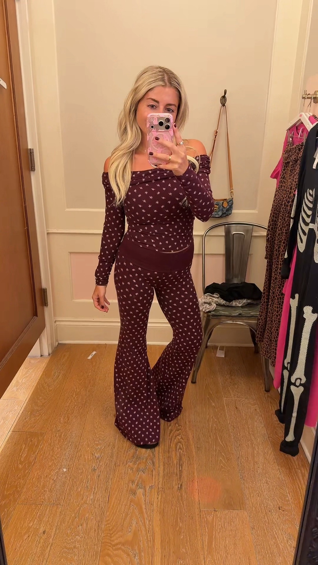 Vs pink matching set!
Size xs
Sandals tts
Fall outfit