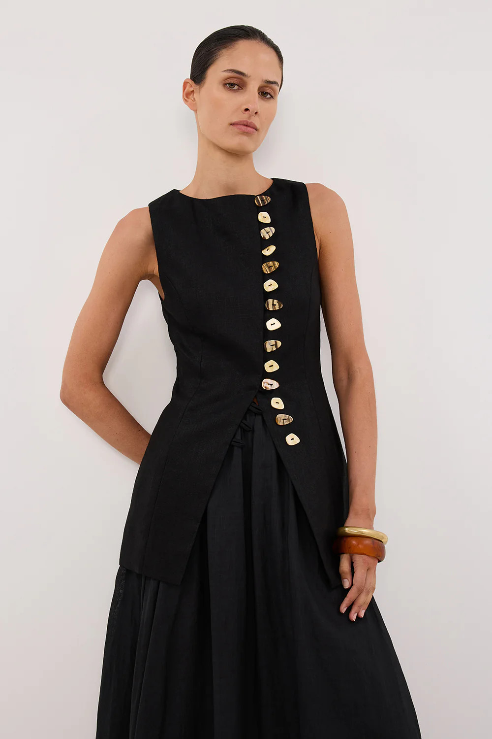 BAYLEE BLACK SLEEVELESS LINEN TOP | DISSH