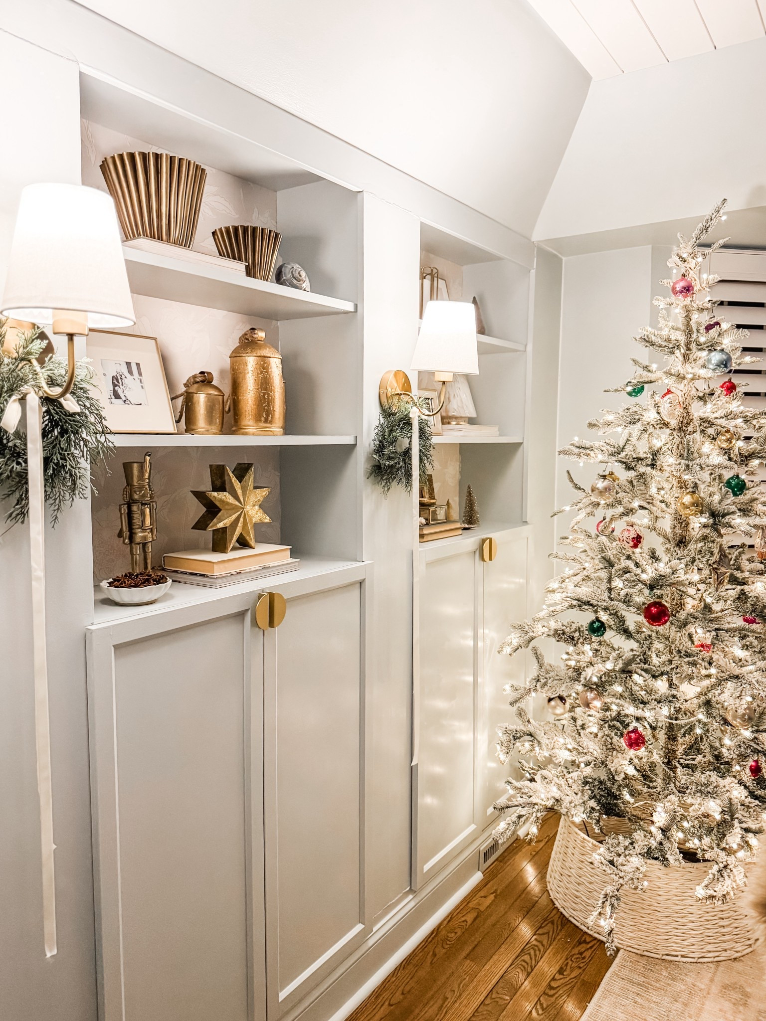 Non hardwired wall sconce
Gold wall sconce
Mini wreath 
Velvet ribbon
King of Christmas tree
Flocked Christmas tree
Gold bell set
Shelf decor
Christmas decor
Home office 


#LTKHome #LTKSeasonal #LTKHoliday