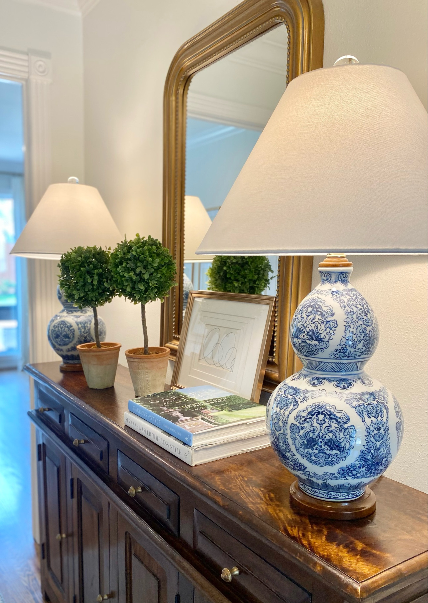 Entry console table details ✨ linked as many of the exact items I could and similar items for the others!

Home decor, entryway, lamp, mirror

#LTKstyletip #LTKhome #LTKFind