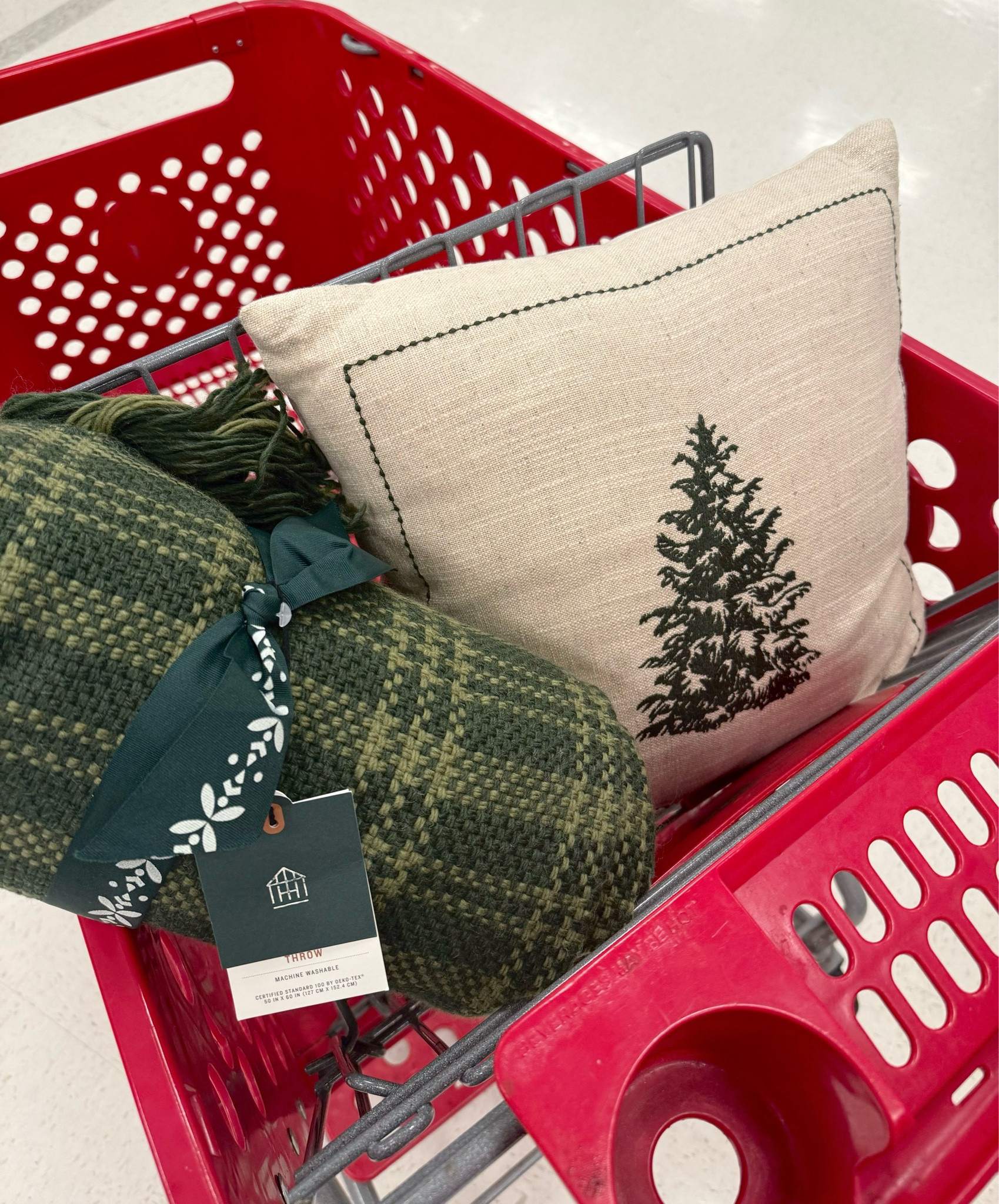 Target holiday in my cart!!

Holiday blanket
green blanket
holiday decor 
living room holiday decor
target christmass

#LTKGiftGuide #LTKHome #LTKHoliday