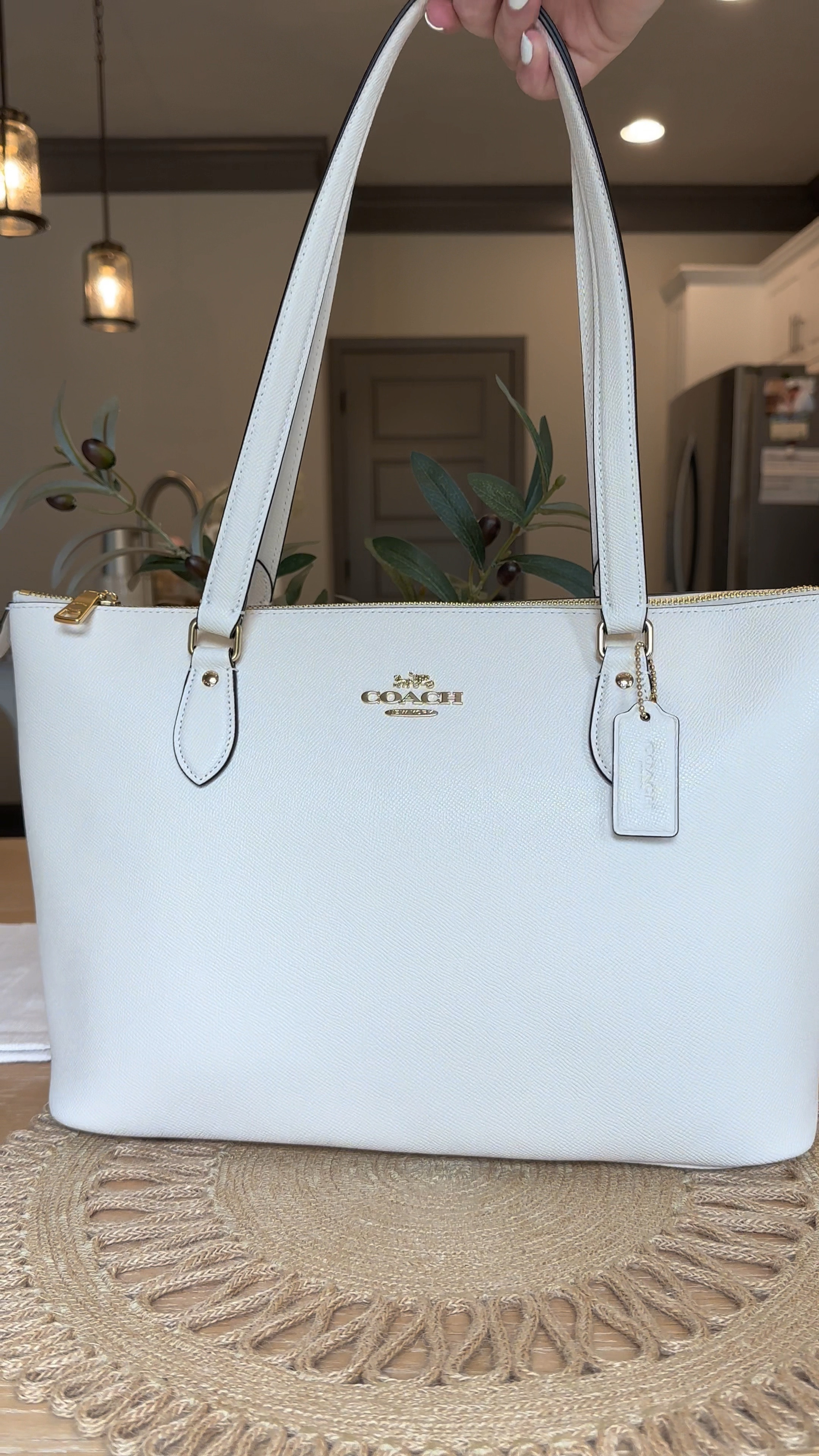 Whats in my bag #targetfinds #target #travelitems #pursemusthaves #purse2023 #purse #bags2023

#LTKitbag #LTKtravel #LTKFind