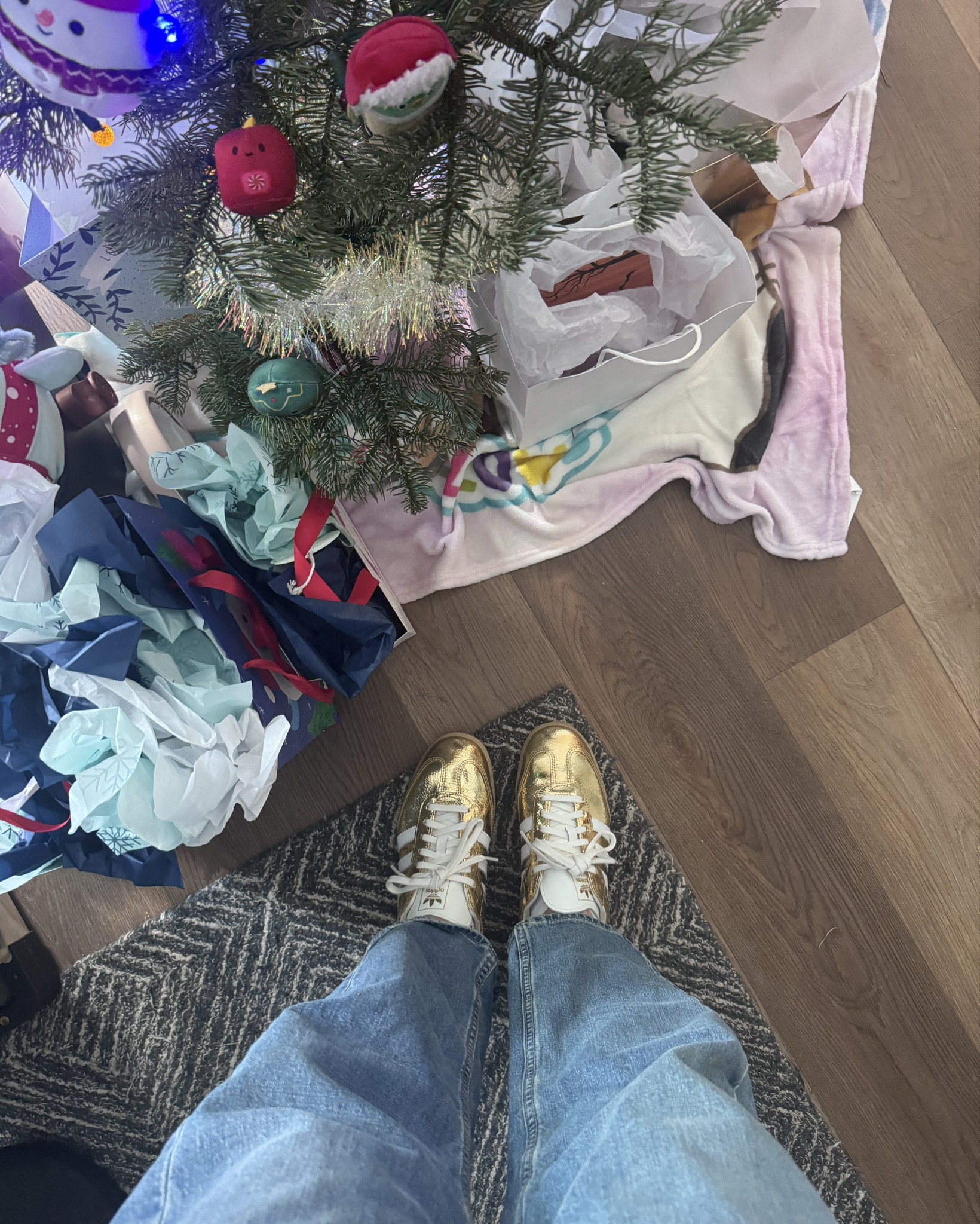 come with me on day 3 of “vacation” 🎅🏼✨
still running a law firm + legal education platform
and making my toddler’s second holiday season as magical as possible 🥹🤍
this morning = Breakfast with Santa at @Terranea 🌊🎄 followed by a cozy Christmas get-together with amigas 💃🏽✨

l ittle holiday timeline 🎀
🛁 7:00am: shower + get ready
🥞🎅🏼 9:00–11:00am: breakfast with Santa
😴 11:30am: Lenny KTFO
🧹 12:00pm: quick party cleanup from last night
💻 12:30pm: a little work before heading out
🚗 2:30pm: off to the party
🎉 5:00–9:00pm: Christmas magic + amigas
🚦9:30: a little LA traffic for the way home.
grateful for mornings and nights like this ✨

#LTKdayinmylife #LTKmomlife #LTKHoliday