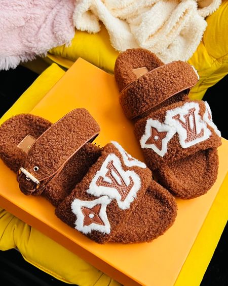 So Comfortable 🐻

Summer Sandals | Fuzzy Sandal | DHGate Find | Brown Flats | Comfy

#LTKunder50 #LTKshoecrush