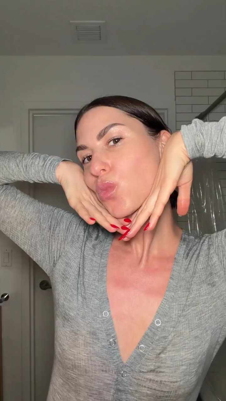 If you wake up puffy or heavy, start here.

Puffiness isn’t always about skincare.
It’s fluid, circulation, and how your body moves.

This takes a few minutes, but the result is instant.

Save to try tomorrow.