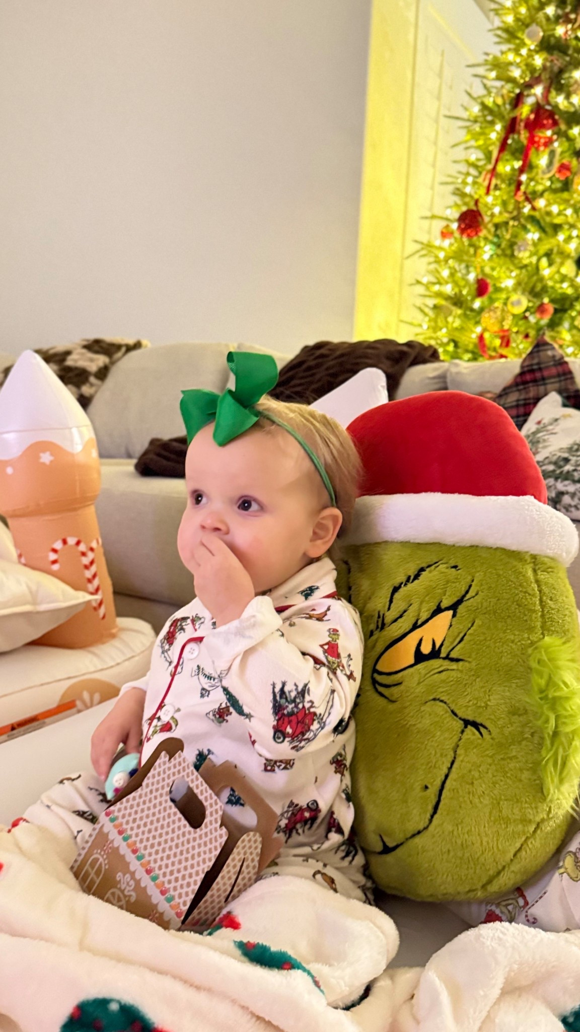 annual grinch night as a family of five! 🍿🤍

Christmas tradition, Christmas movie night, movie night 2025, grinch movie, Christmas with kids, kids activities, family traditions for Christmas, holidays, Christmas 2025, grinch pajamas 