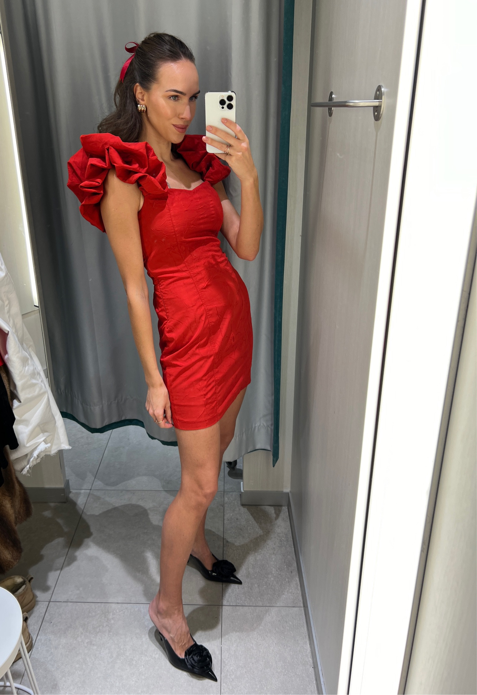 Christmas holiday red party dress,
wearing size S

#LTKSeasonal #LTKparties #LTKHoliday