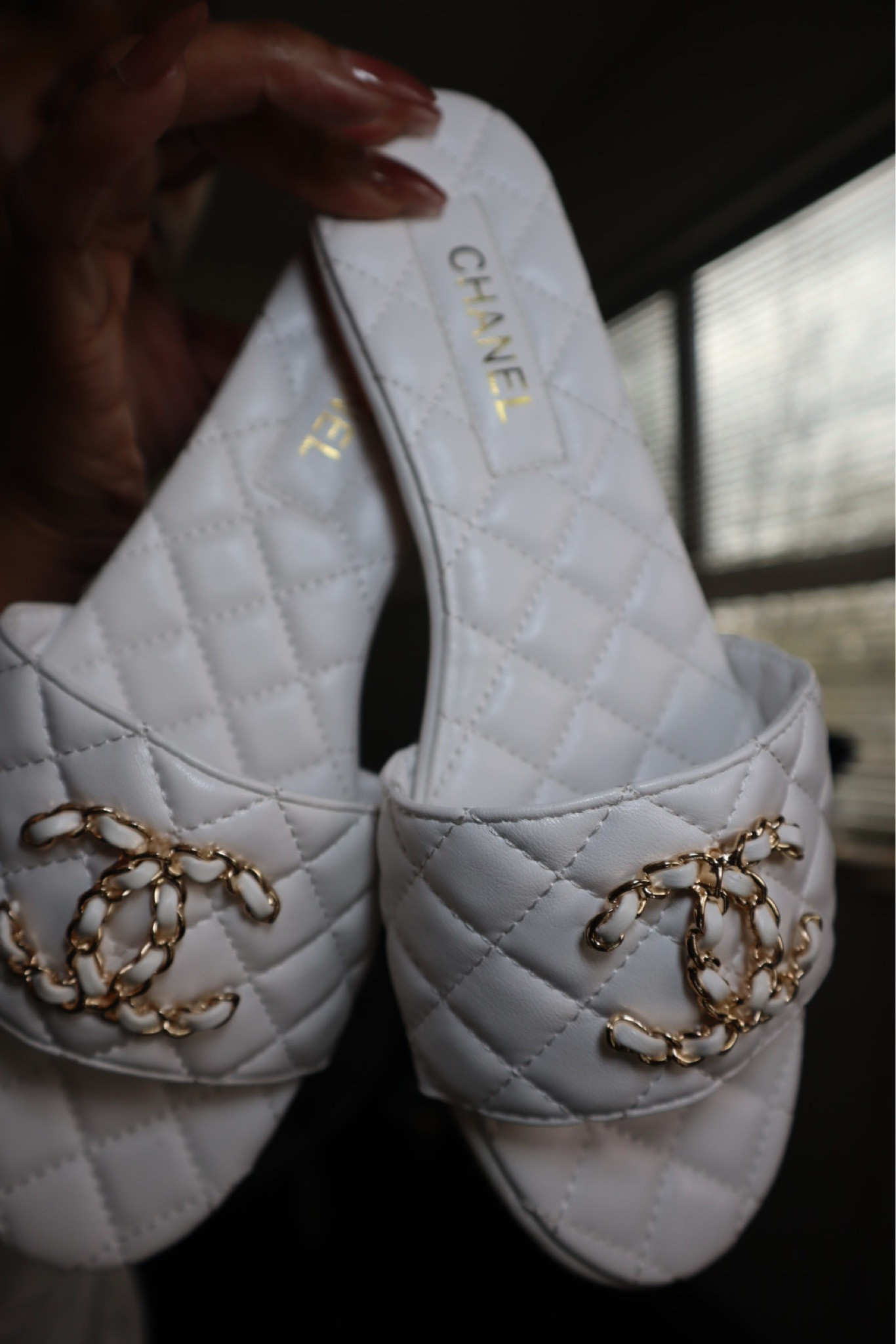 A good pair of flat sandals are perfect for spring/summer 

#LTKfindsunder100 #LTKSeasonal #LTKstyletip