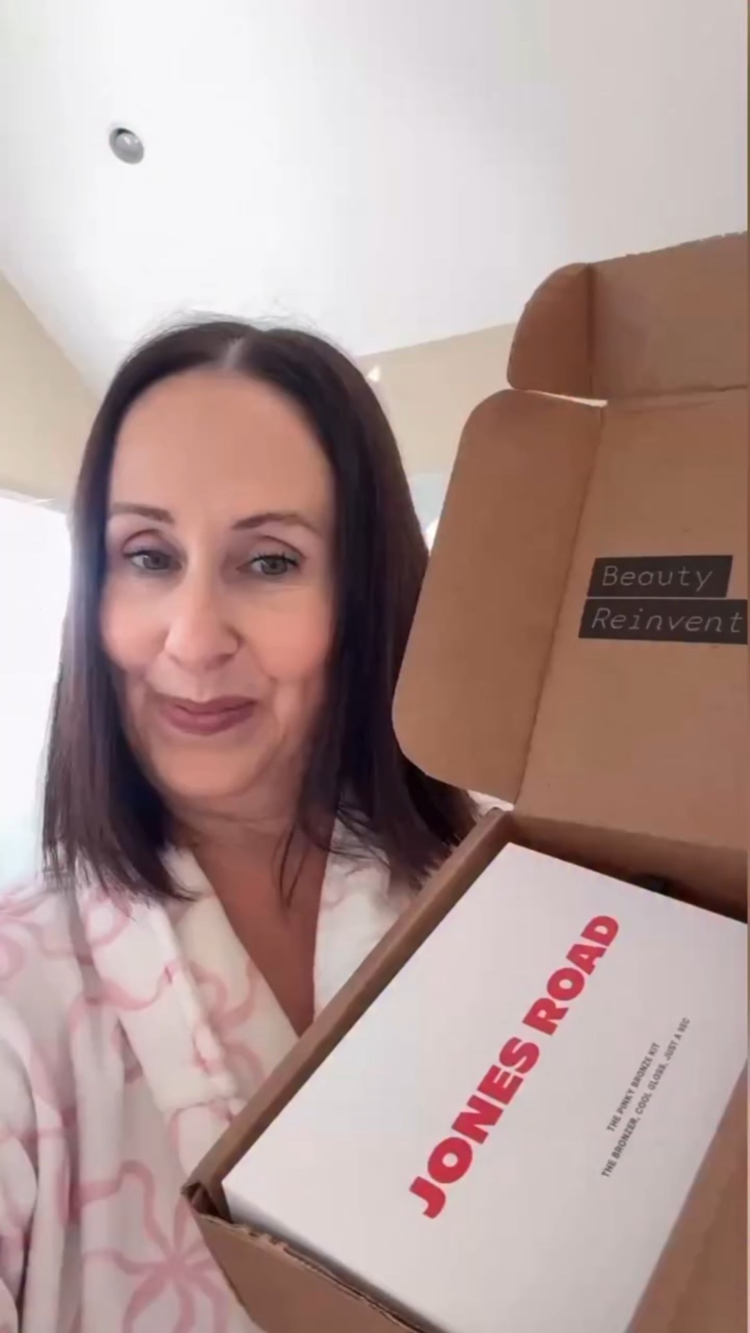 Makeup Monday ✨ I’m obsessed with the Pinky Bronze Kit from @jonesroadbeauty. Inspired by the cult-favorite Miracle Balm shade, this trio makes it so easy to create a cohesive, warm look that feels refined and perfect for the holidays!! 

With one eye, one cheek, and one lip, Pinky Bronze does all the work. 💕 

#makeupmonday #makeup #pinkybronze