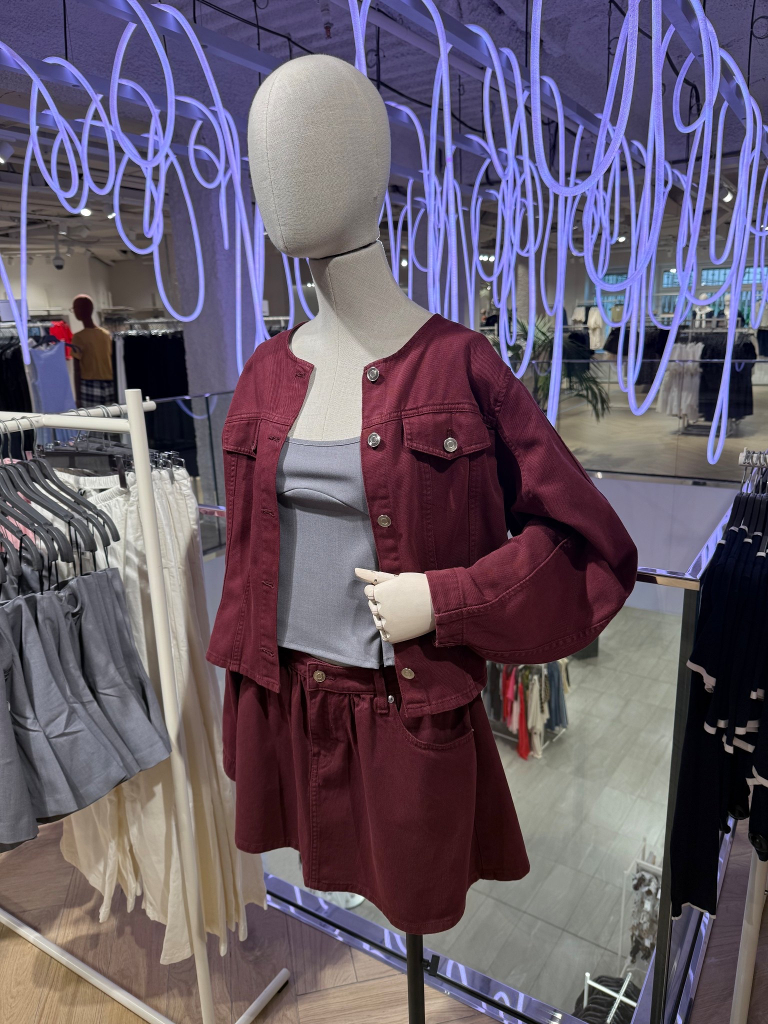 BURGUNDY DENIM SET❤️‍🔥
Tags: hm jacket mini skirt fashion autumn inspo outfit ideas capsule wardrobe city break chic women’s stylee

#LTKstyletip
