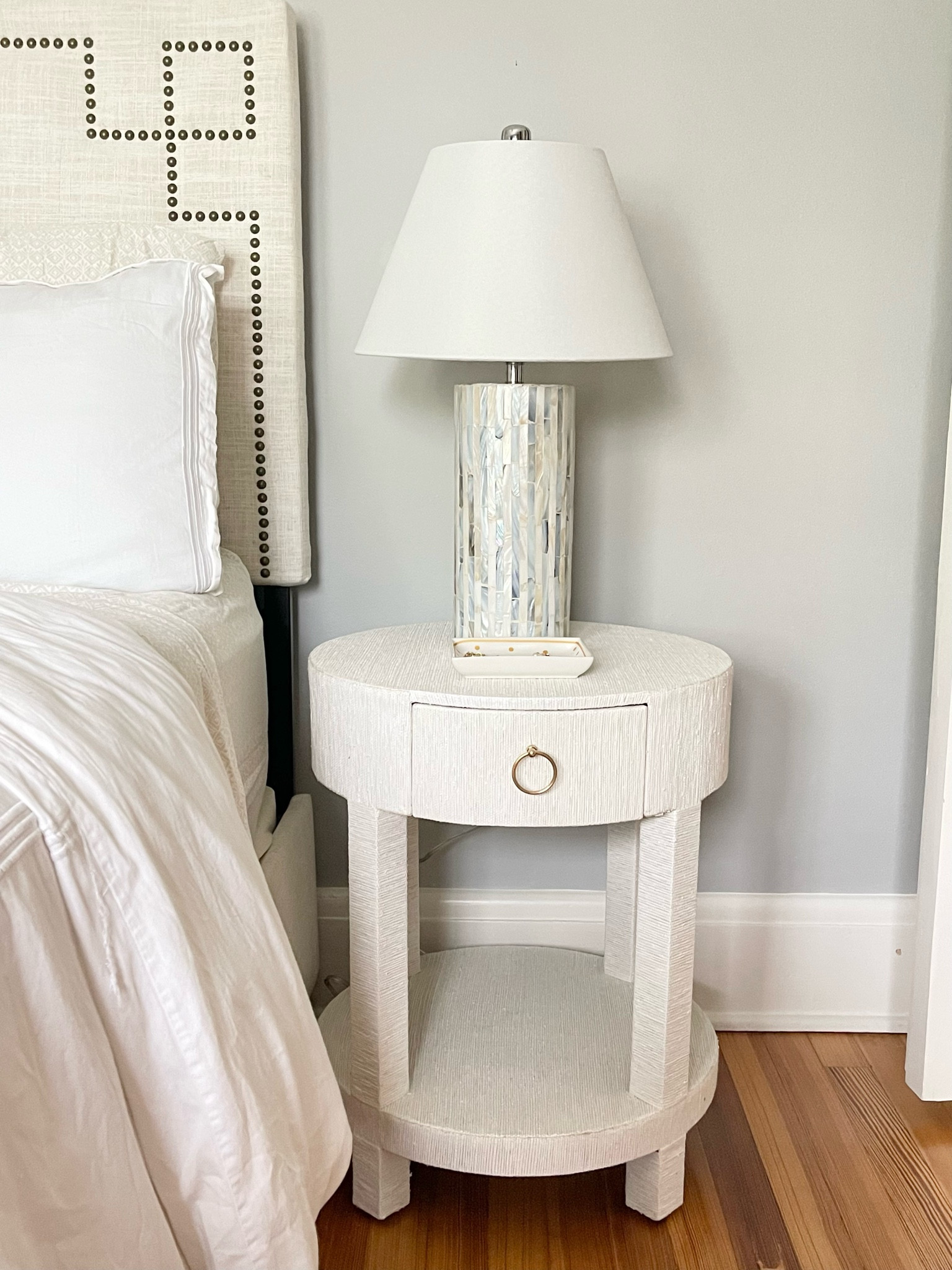 FINALLY back online!! I snagged this under $200 Serena & Lily look for less faux grasscloth Driftway side table/nightstand back in 2023 😳 and it’s finally back in stocked online!! 🏃🏼‍♀️🏃🏼‍♀️🏃🏼‍♀️

I’ve received so many DMs asking for the restock and know this will go so fast at under $200 compared to their $998 👏🏻👏🏻👏🏻

The neutral white color is perfect, the faux grasscloth is excellent quality and I love the brass ring detail! ✨ Use it as a nightstand or side table!! Plus it ships free w/ code: SHIP89 🛒🏃🏼‍♀️💨

Coastal home decor

#LTKSaleAlert #LTKHome