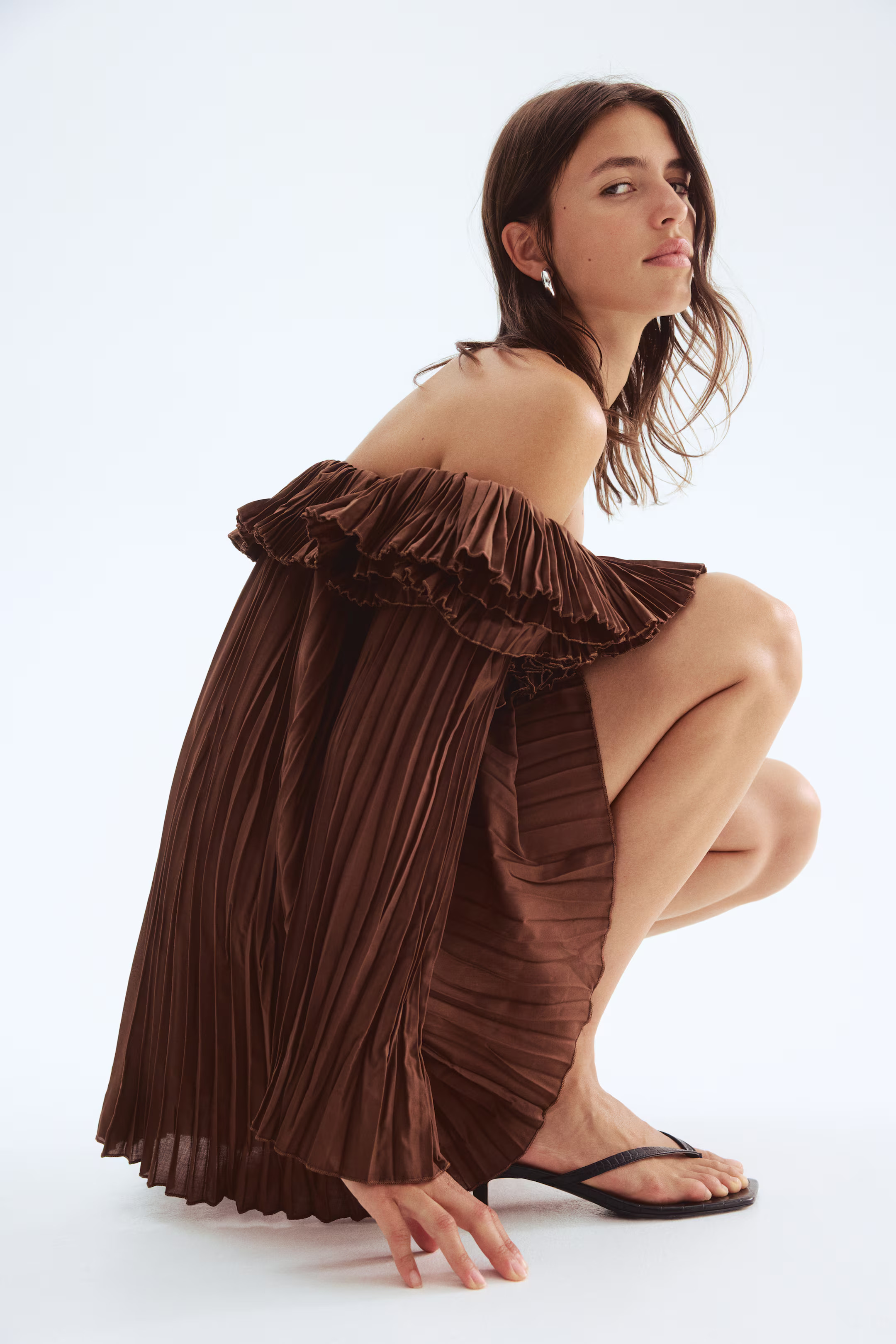 Pleated off-the-shoulder dress | H&M (UK, MY, IN, SG, PH, TW, HK)