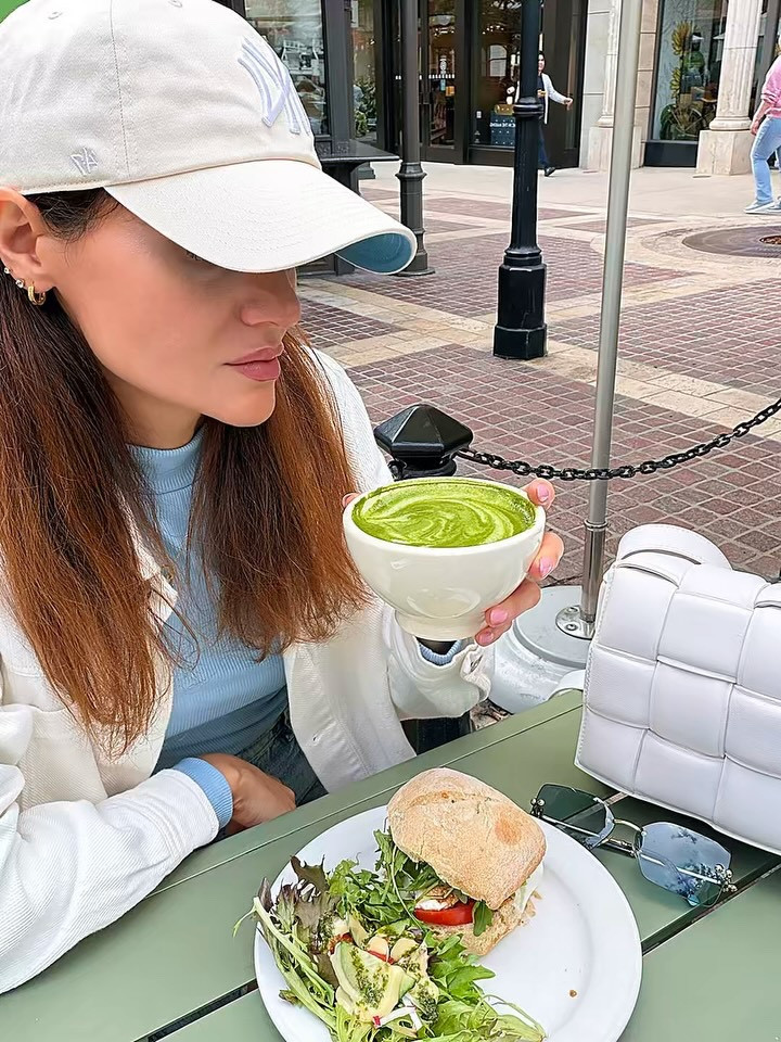 “𝐇𝐞𝐚𝐥𝐭𝐡𝐲, 𝐇𝐚𝐩𝐩𝐲 & 𝐇𝐨𝐥𝐢𝐝𝐚𝐲 𝐑𝐞𝐚𝐝𝐲 🎄💛”

Every moment is precious — enjoy your life, stay healthy, stay happy, and get ready for the new year ✨💚
Like me lol 😄

Sipping my matcha, enjoying my mozzarella cheese sandwich, and soaking in the beautiful holiday scents 🎄☕💛
These little moments feel so peaceful and perfect.

If you’re planning to start eating healthier this holiday season…

👉 Leave me a ❤️ in the comments!
👉 Follow for more cozy + healthy lifestyle vibes ✨

@americanabrand
@lepainquotidienus
@lepainquotidien
@tiffanyandco

#holidayseason #wintervibes #matchalover #lepainquotidien #americanaatbrand #tiffanyandco #holidaymoments #healthylifestyle #cozyliving #happyandhealthy #contentcreator #lifestylecreator