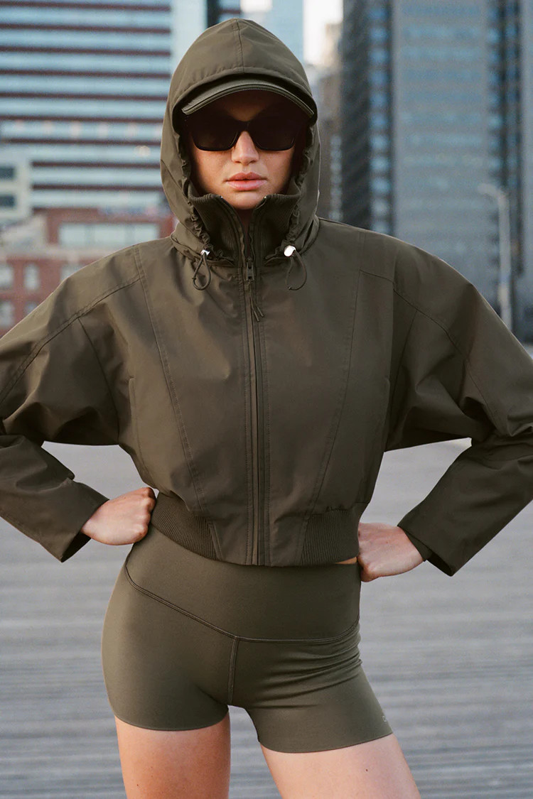 Model is 5’10 wearing SModel is 5’10 wearing SWearing Size SmallModel is 5’10, with a 34”... | Alo Yoga (US)