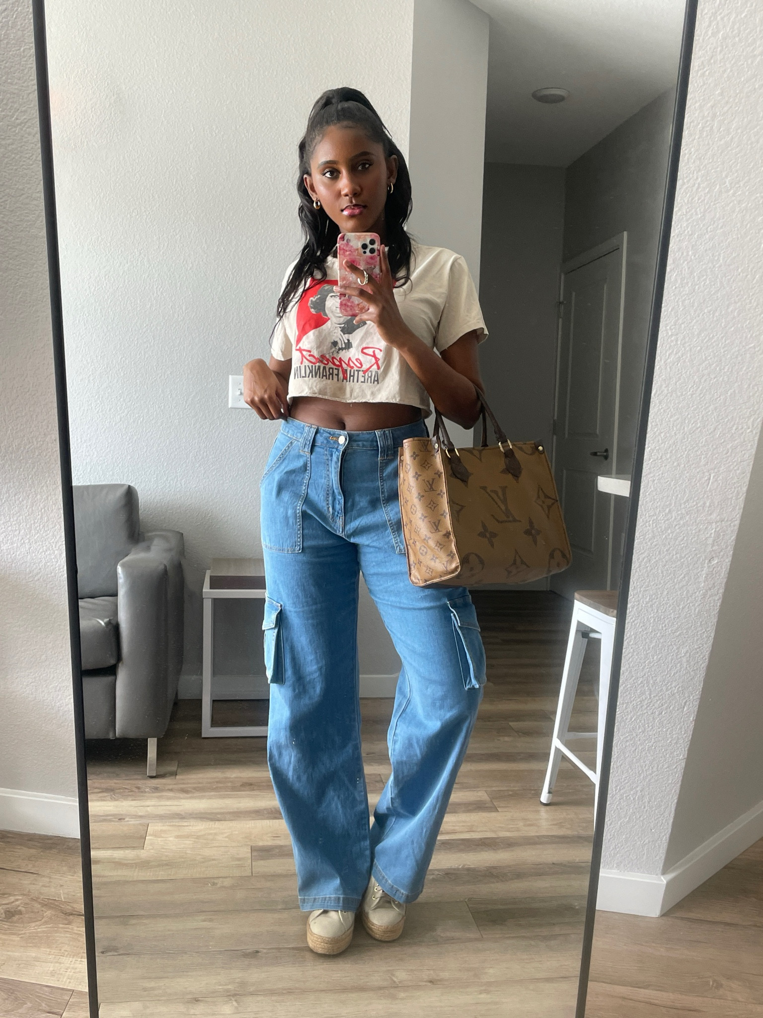 Quick casual outfit feat. my favorite cargo jeans!

Cargo pants 
Cargo jeans 
Designer bag
Graphic tee 
Graphic top 
Crop top
Crop tee
Oversized jeans 


#LTKitbag #LTKstyletip