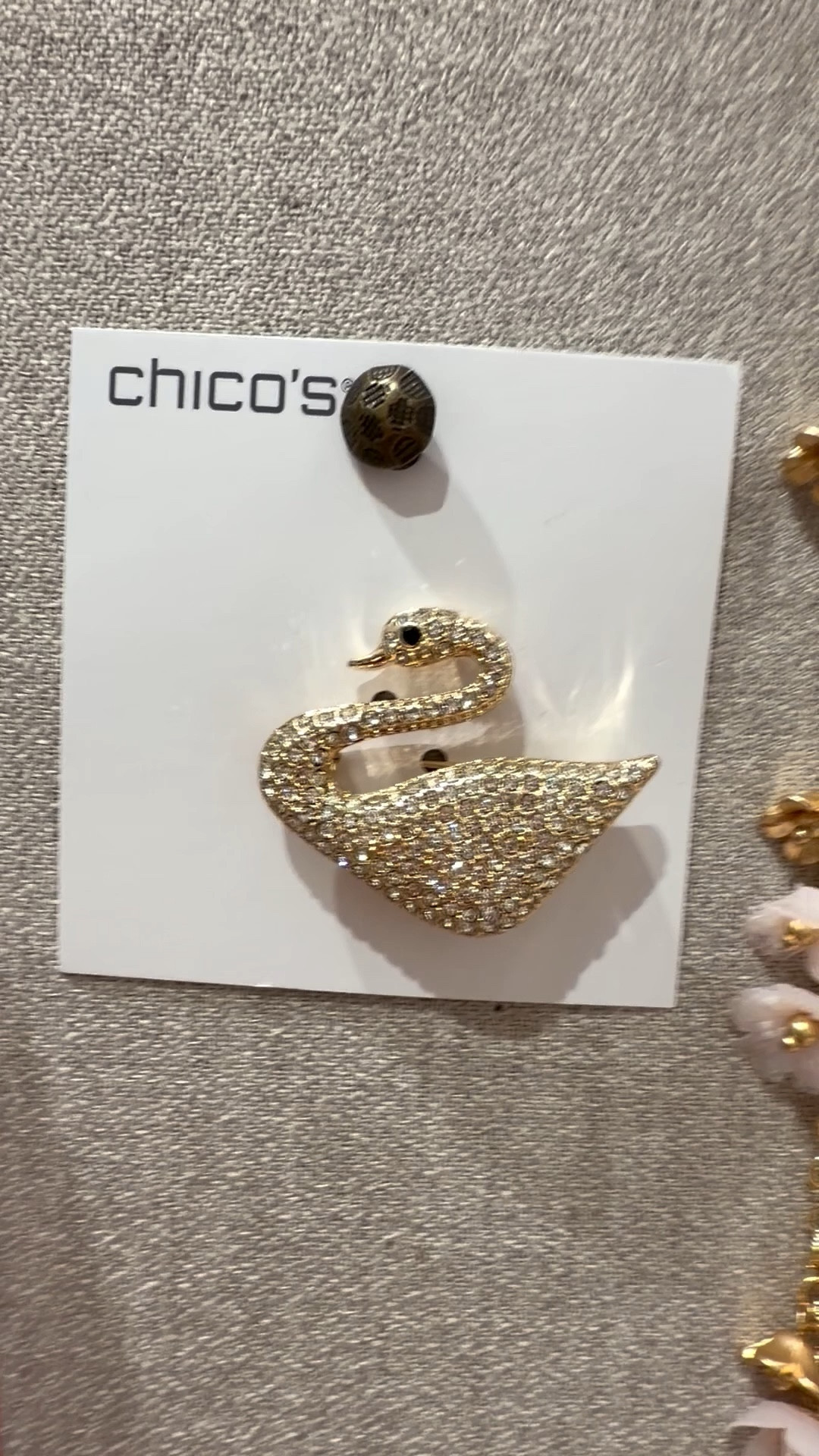 Swan motif jewelry this season is inspired by Mother's Day. Pin on your shirt, lapel, purse, or elsewhere to elevate your style. 
Broach 