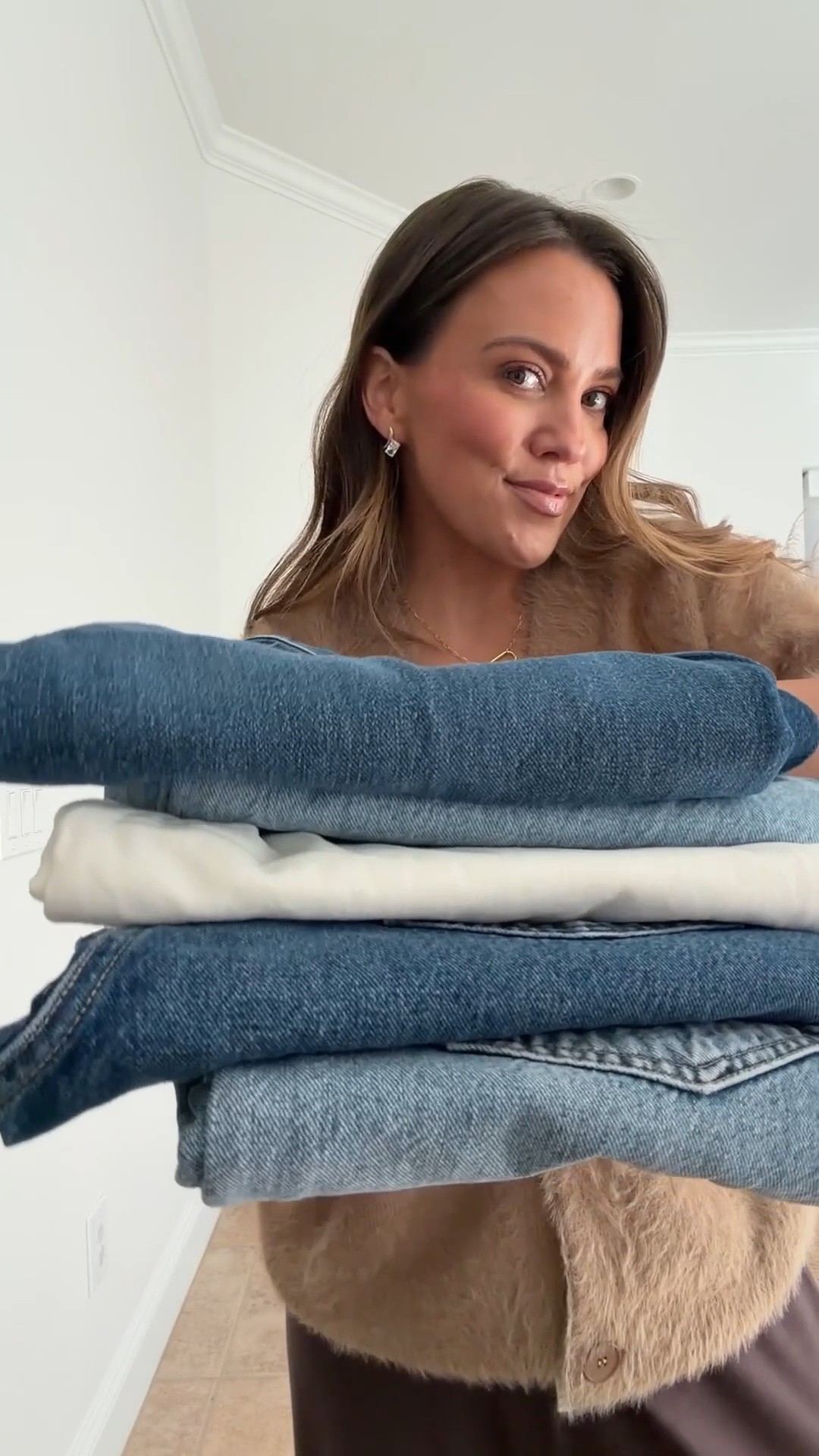 If you’re looking for a timeless, classic pair of denim that will take you from spring into summer — and truly work all year long — you’re in the right place. I’m sharing the pairs I’m loving right now and recommending to all my besties.