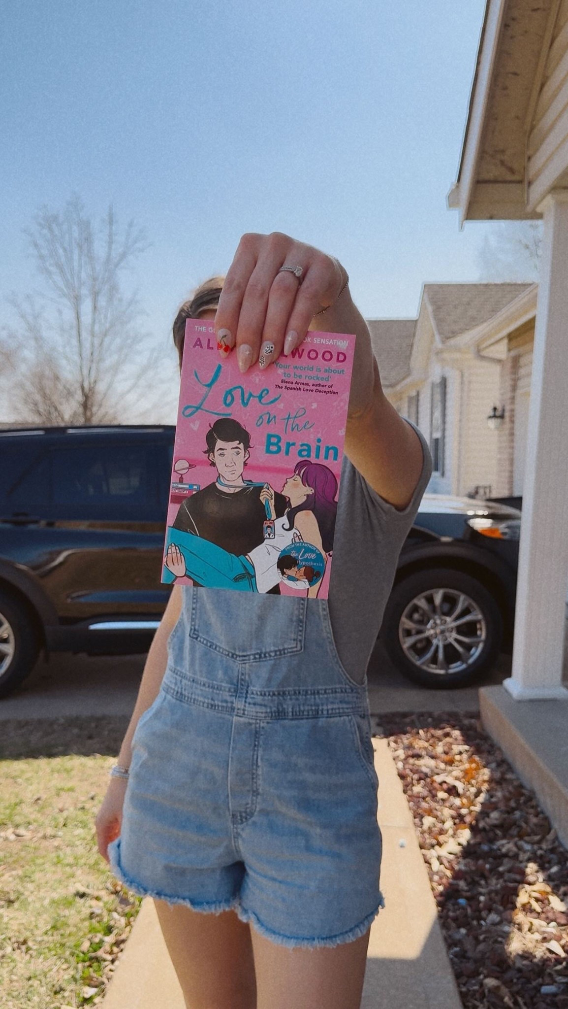 Deep End left me in such an Ali Hazelwood spiral so I had to pick up Love On The Brain again just to feel something!!!!!!!!!! 

Also it’s almost 80 degrees in March so that means it’s basically summer right? RIGHT? Comment OVERALLS to get the 🔗 to this outfit!

•
•
•
#momlife #momlifebelike #momstyle #bookstagram #bookstagrammer #bookstyle #outfitoftheday #ootd #springstyle #summerstyle #summermomstyle