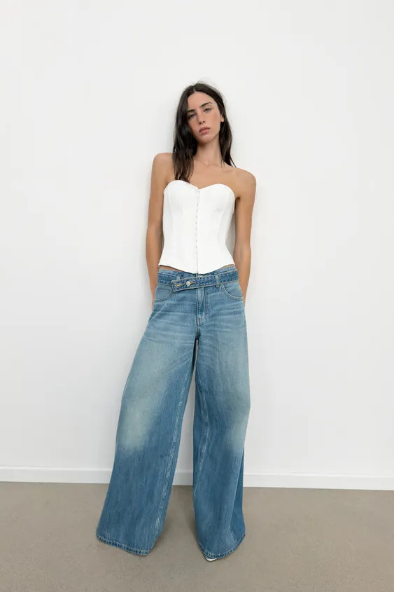 Sweetheart neckline and off-the-shoulder top. Internal boning detail. Tonal inner lining. Front f... | Zara UK